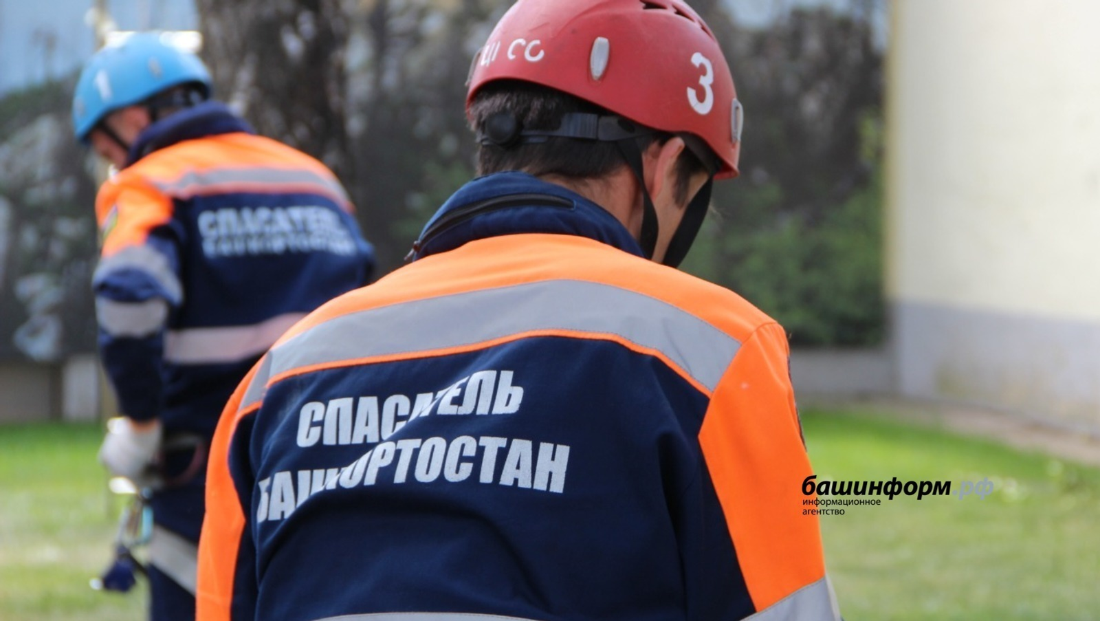 Под Стерлитамаком семья на автомобиле угодила в болото