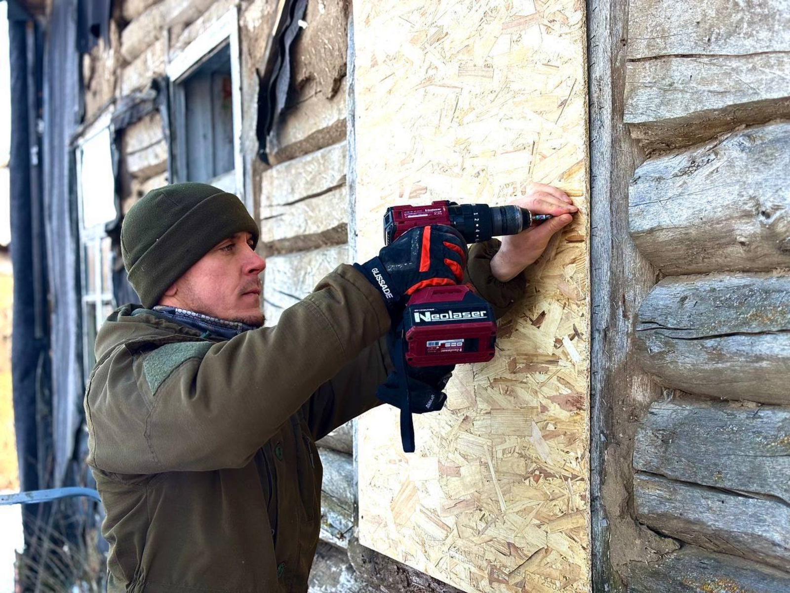 Волонтеры лагеря Единой России «Курский рубеж» помогают жителям