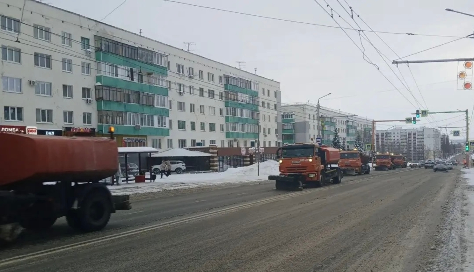 Они освобождают дороги от снега