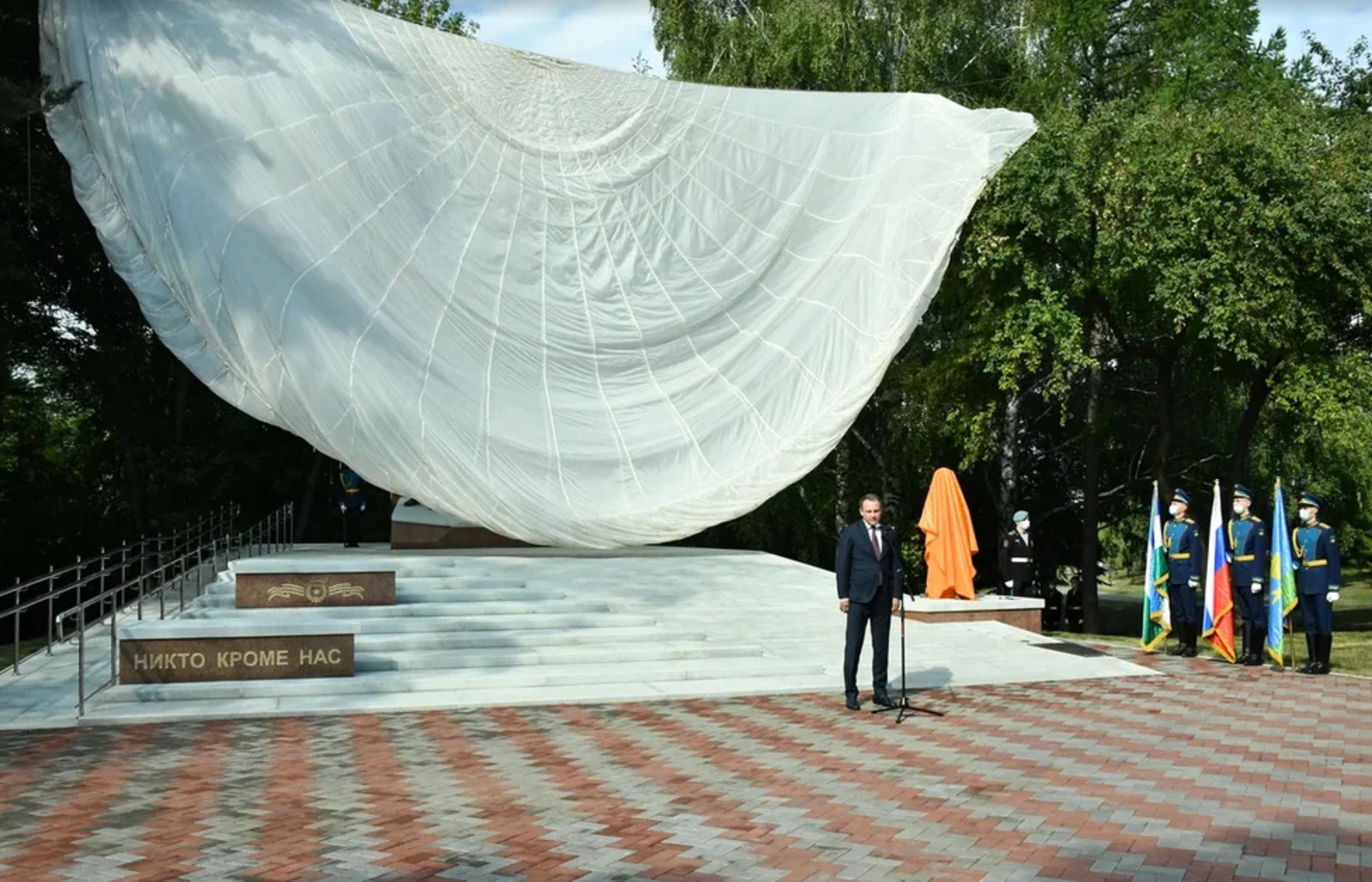 В столице Башкирии открыли памятник десантникам