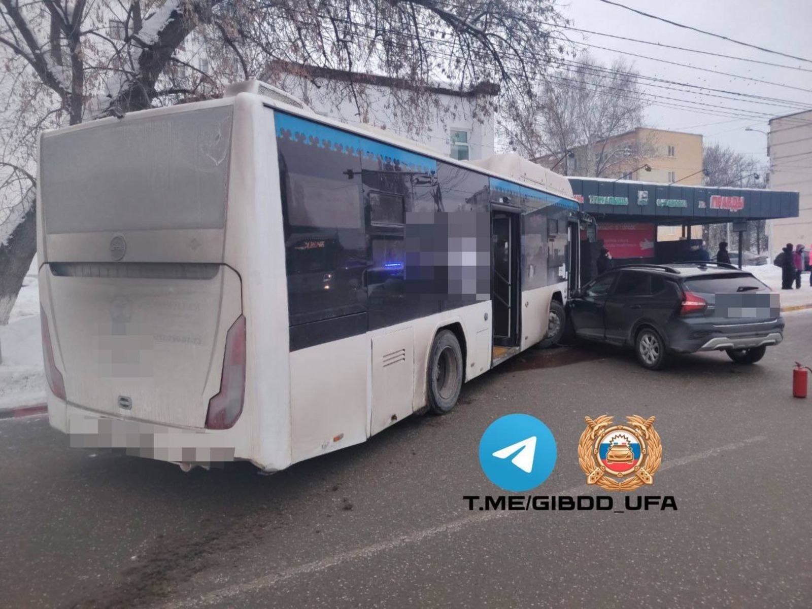 В Башкирии автобус столкнулся с легковым автомобилем на встречной полосе