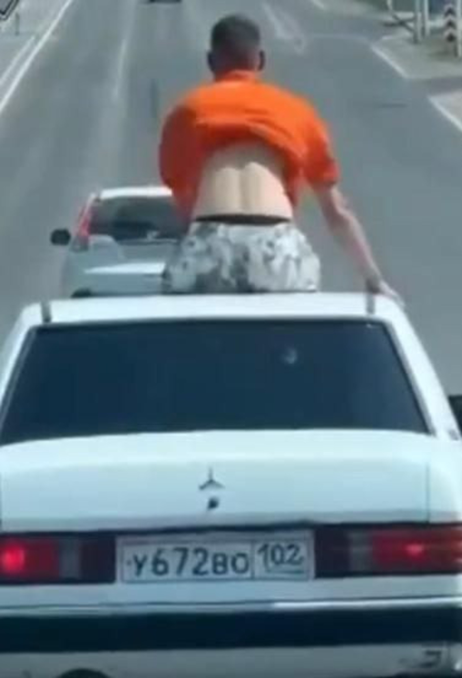 В Башкирии задержали  водителя без документов, да ещё и с пассажиром на крыше