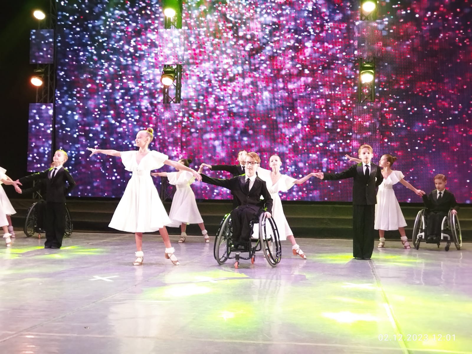 Инклюзивная группа танцев на колясках Народного ансамбля бального танца "Фаворит".