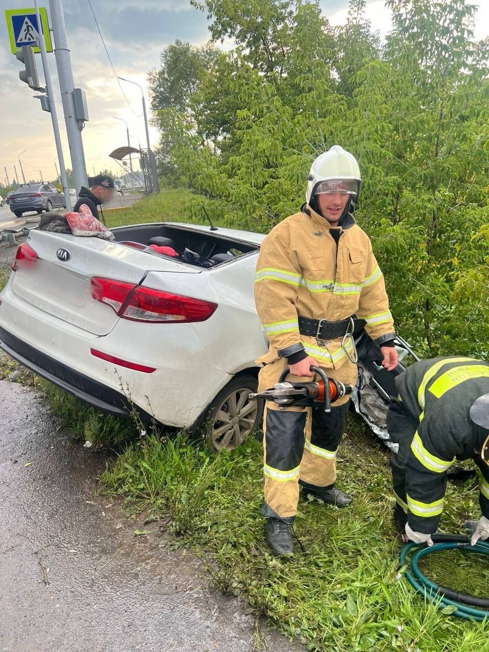 В Башкирии спасатели помогли зажатой в салоне автомобиля пассажирке