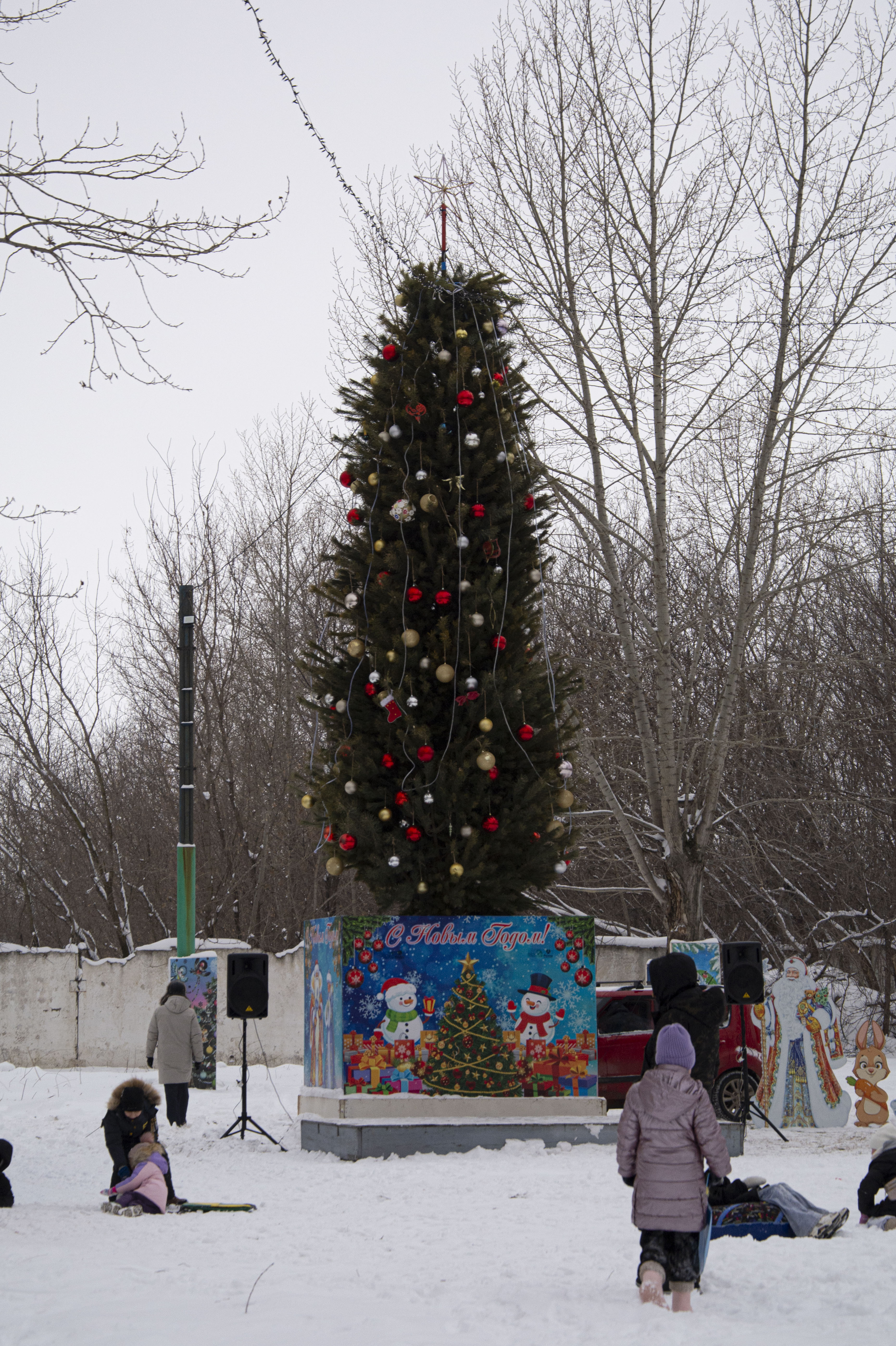 В Первомайском микрорайоне открылся новогодний городок