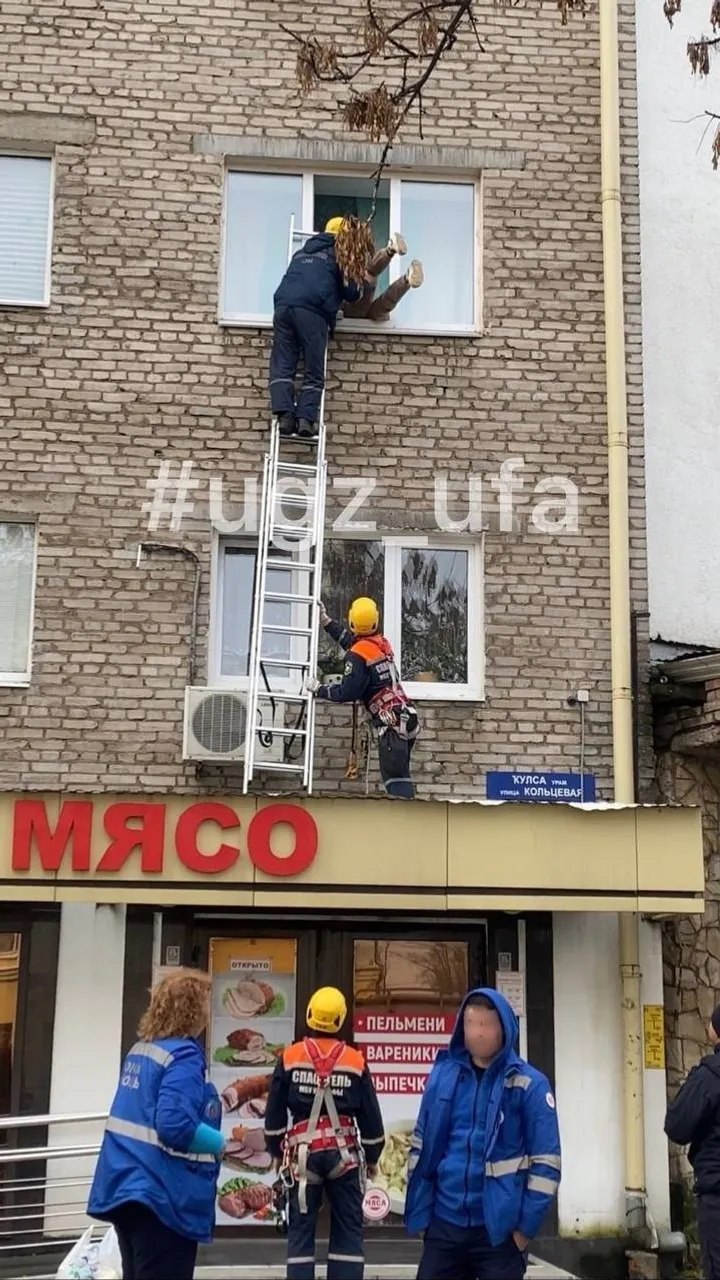 В Башкирии девушка едва не выпала с третьего этажа