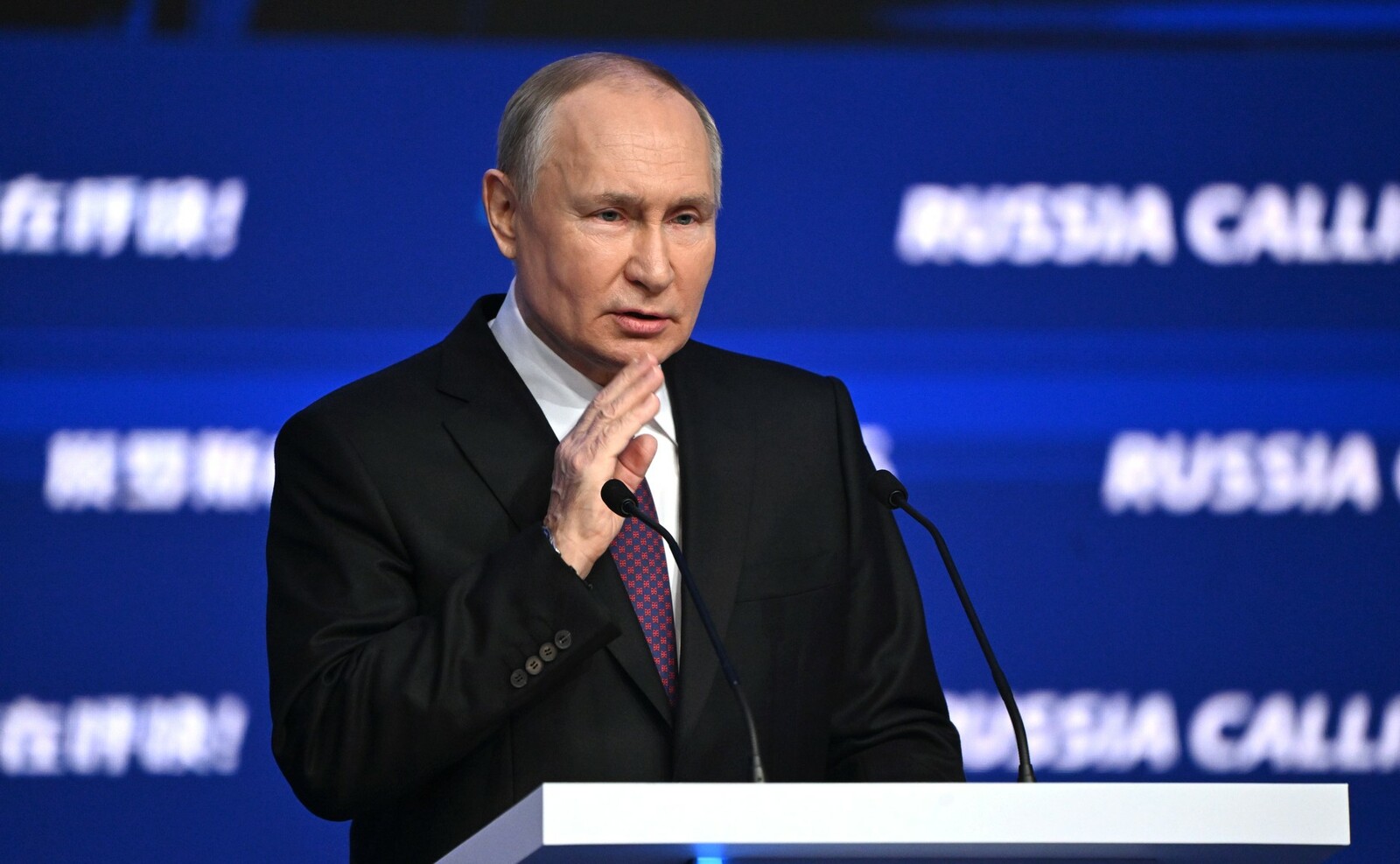 Президент РФ Владимир Путин принял участие  в пленарном заседании форума «Россия зовёт!»
