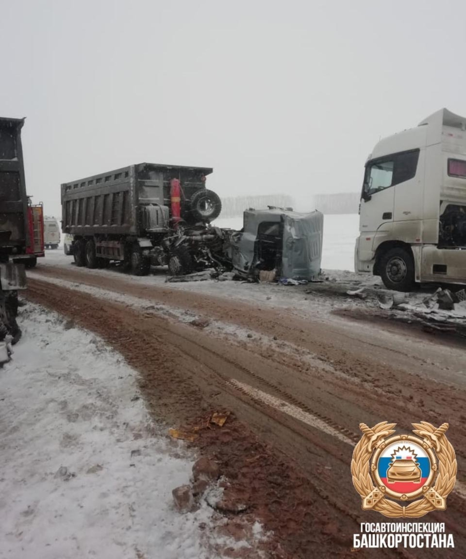 В Башкирии произошло столкновение двух грузовиков, в результате которого погиб водитель