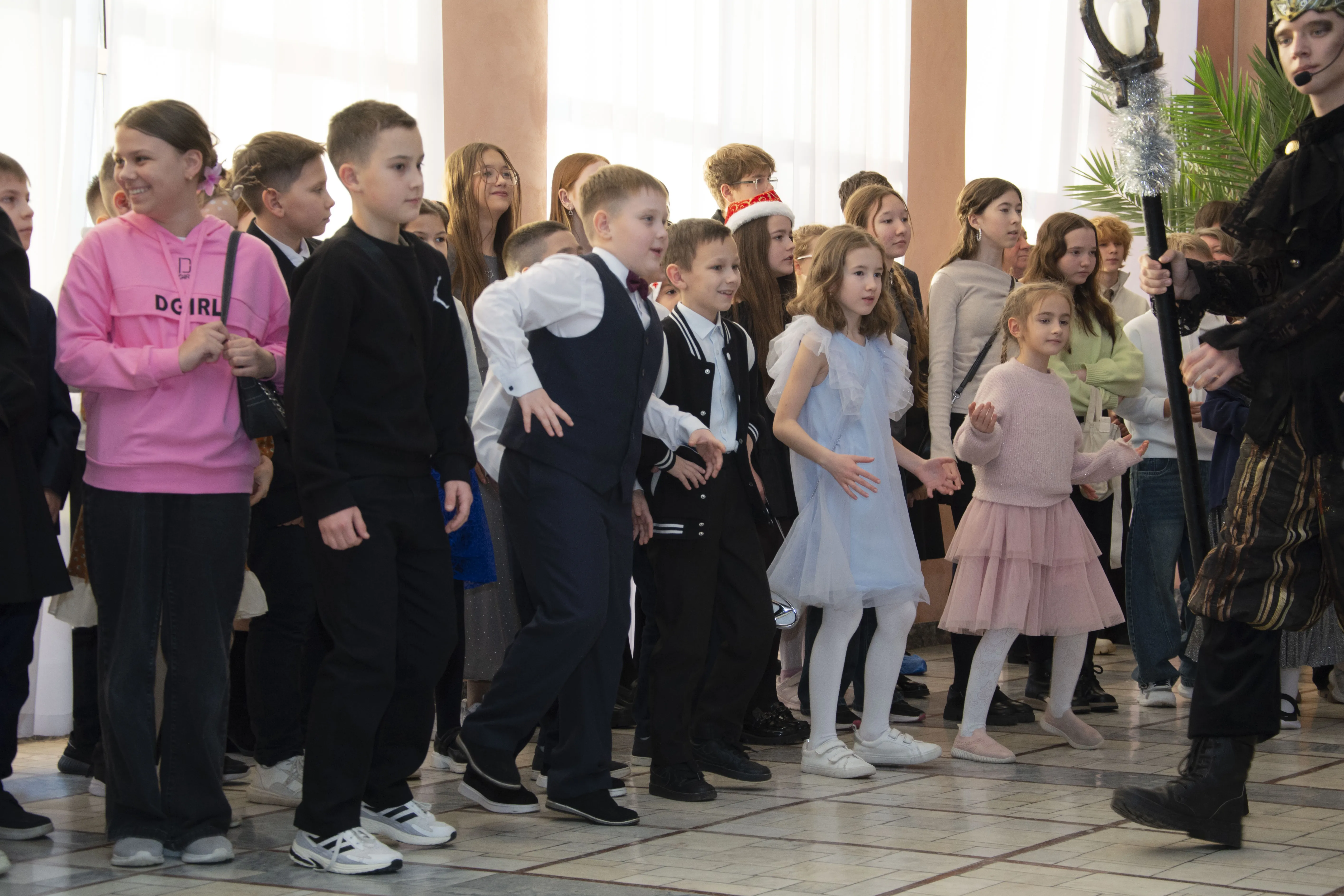 Сказочное представление, хоровод и подарки
