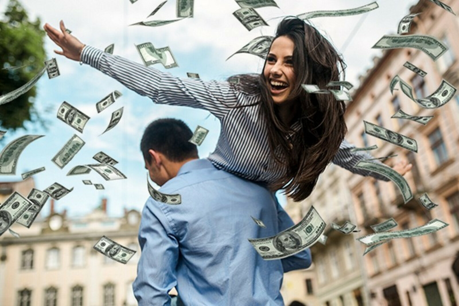 Просто разбогатела. Счастье в деньгах. Фотосессия с деньгами. Счастливый человек с деньгами. Муэчинас деньгами и женщина.