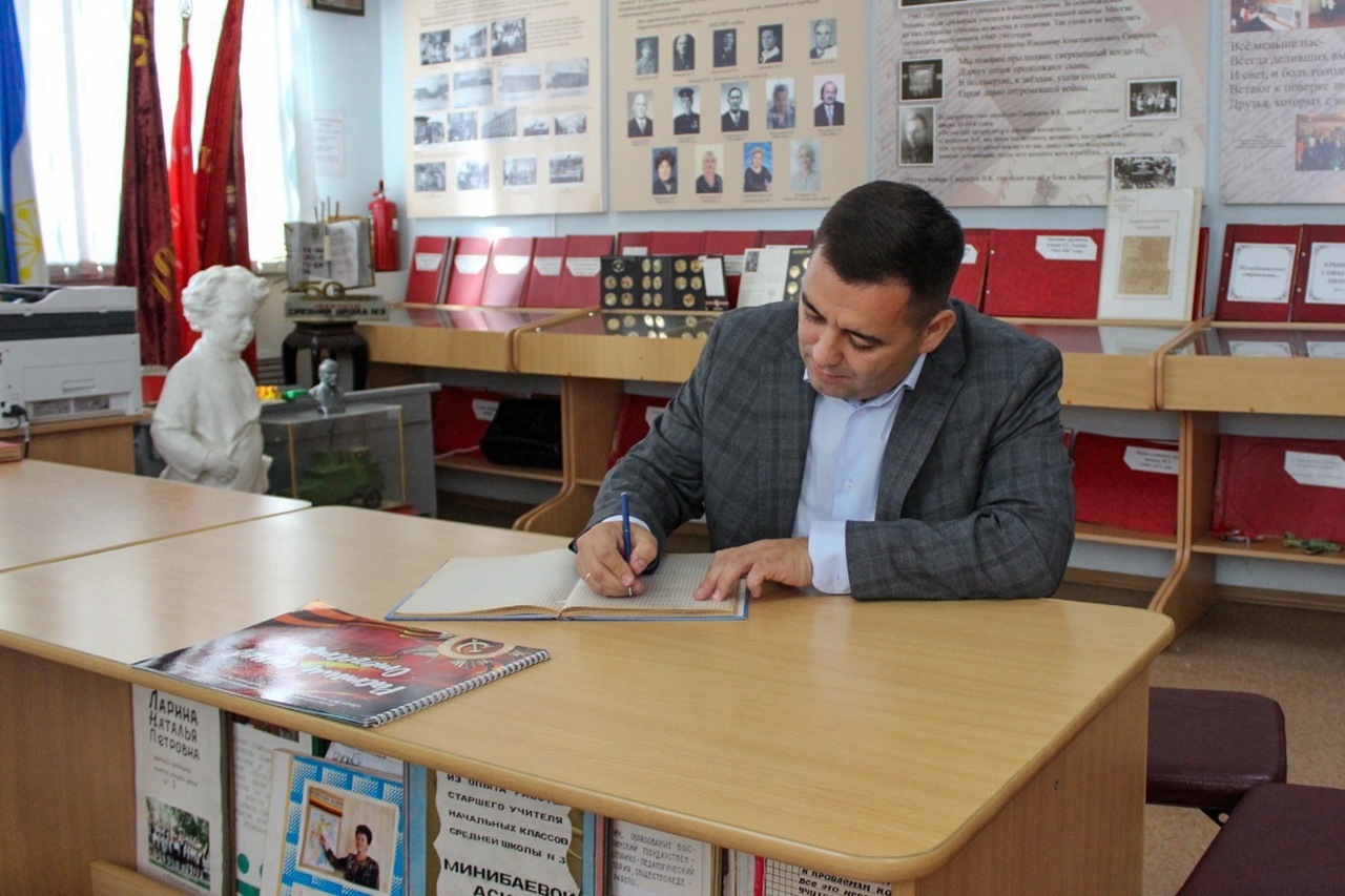Глава администрации Стерлитамака Рустем Газизов посетил лицей №3 и школу №4