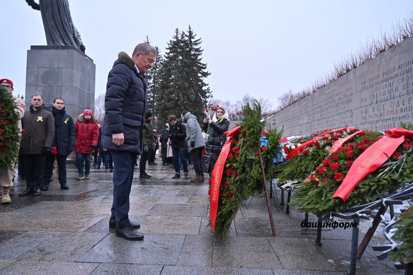 Глава Башкирии возложил цветы к монументу «Мать-Родина» на Пискарёвском мемориальном кладбище