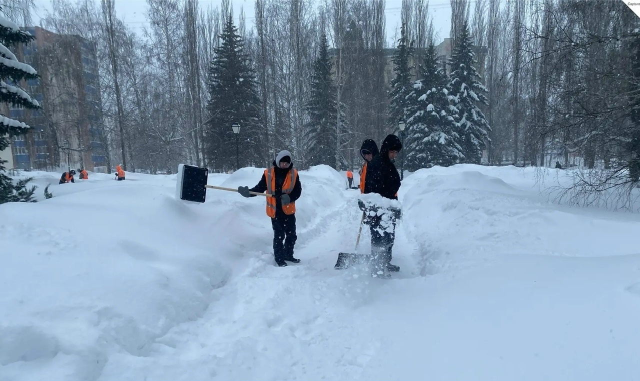 В Стерлитамаке продолжается уборка снега