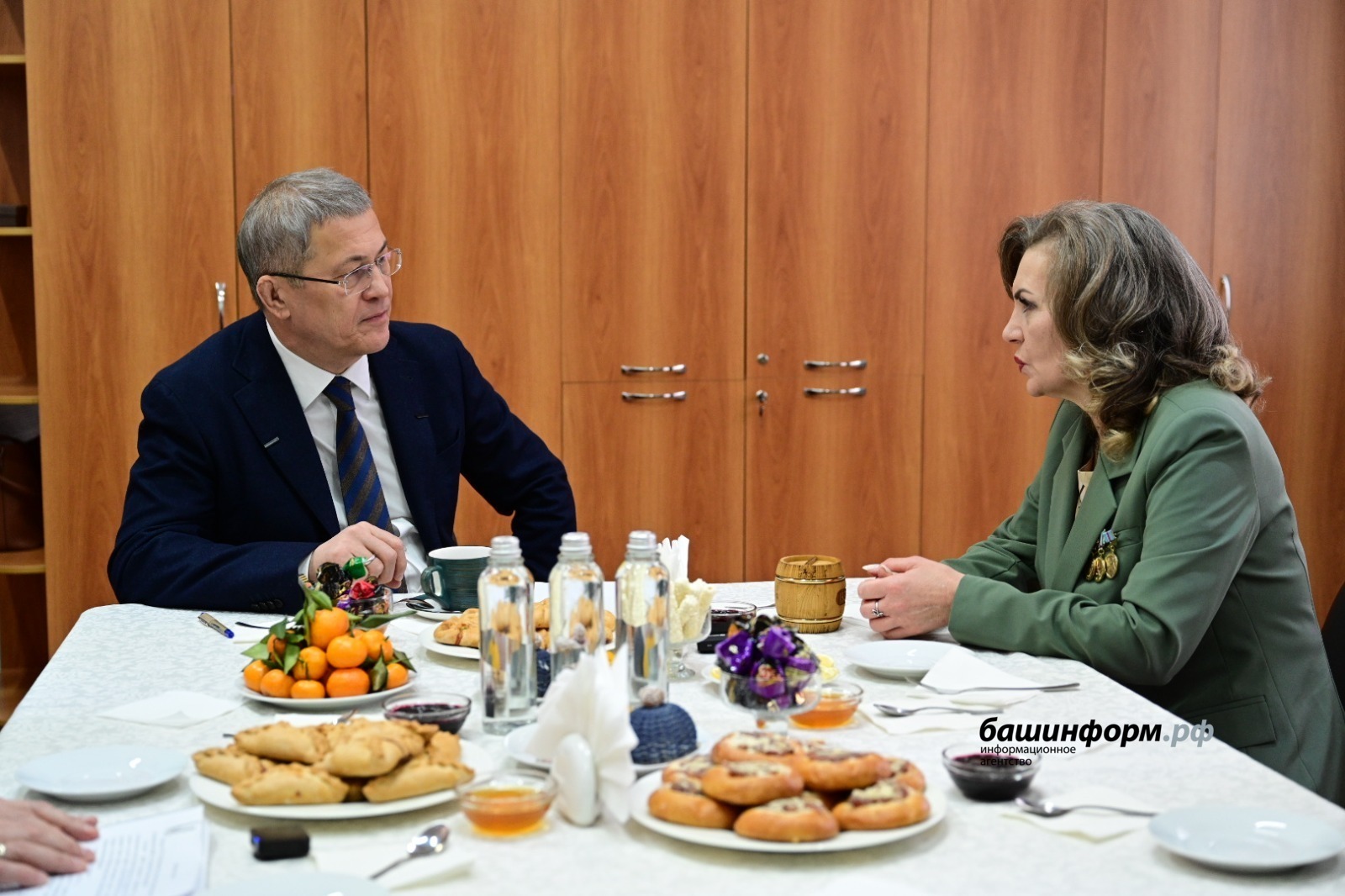 Глава Башкирии навестил маму Максима Рыбакова, погибшего Героя России