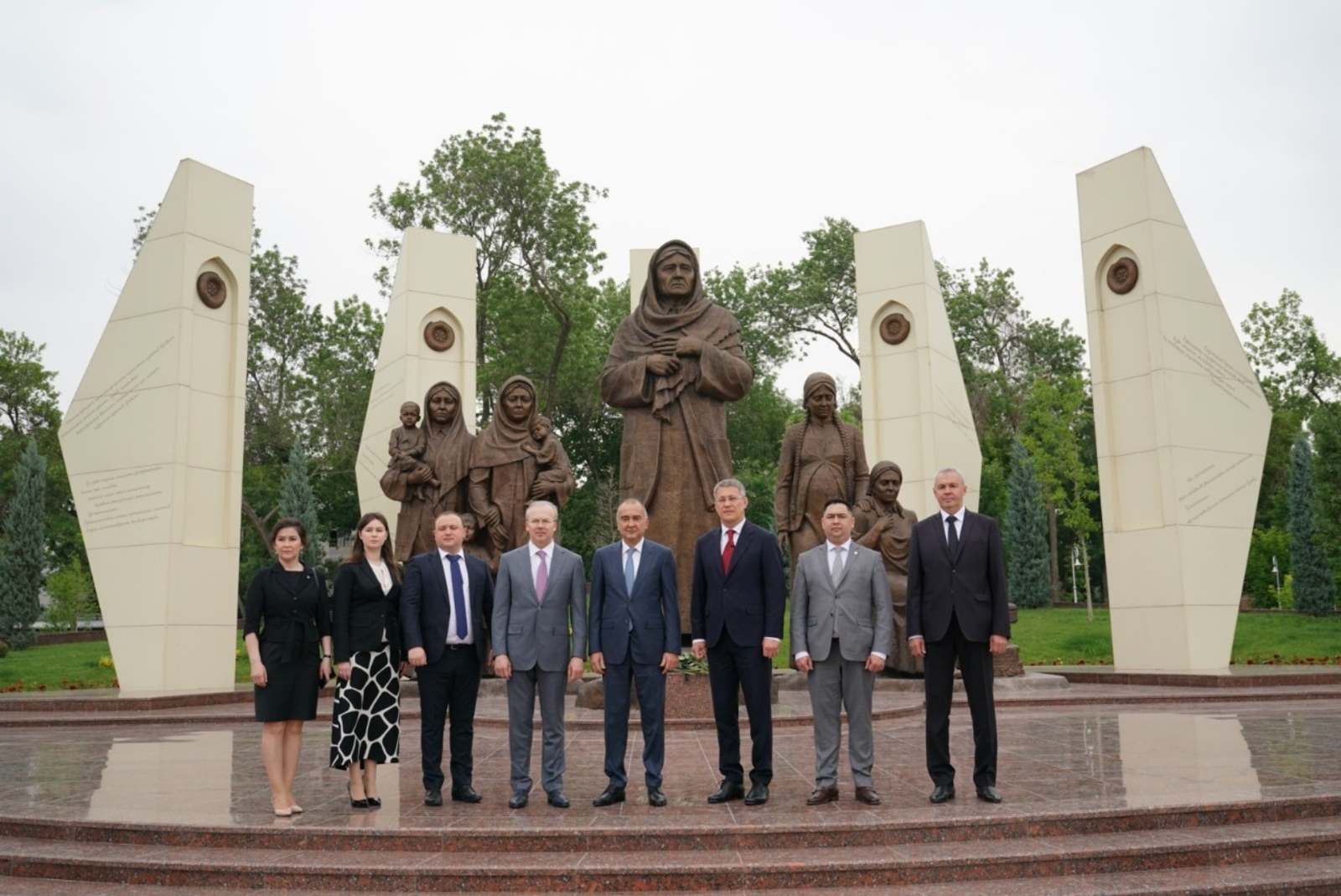 Делегация Башкортостана возложила цветы к мемориальному комплексу «Ода стойкости» в Узбекистане