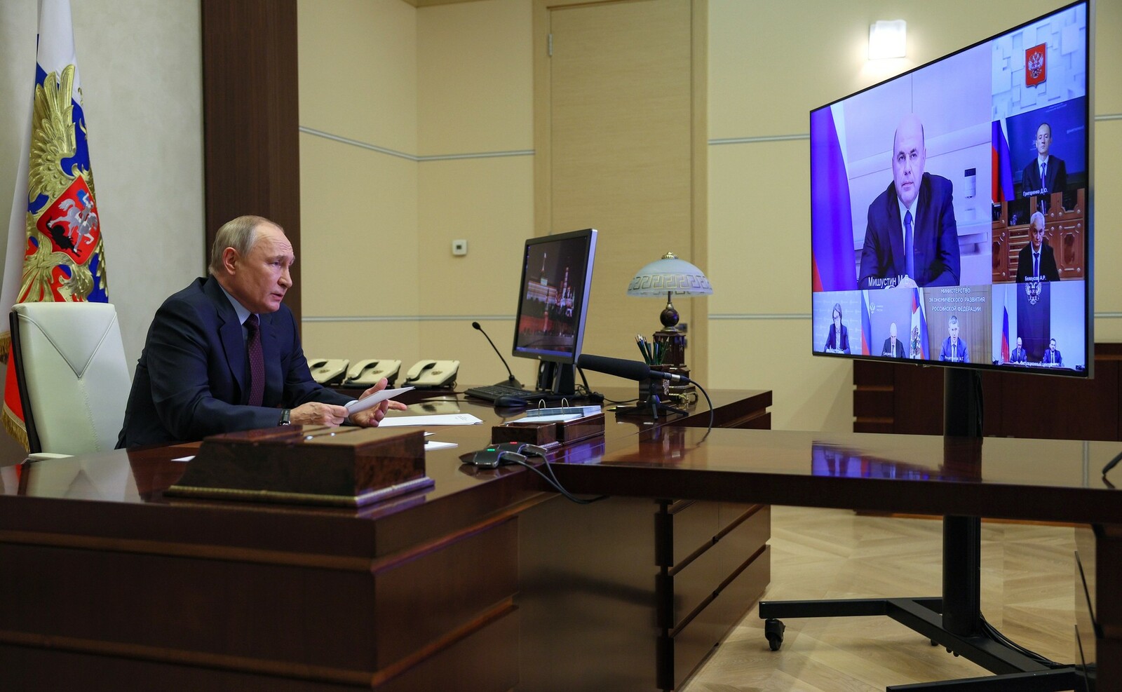 Президент РФ Владимир Путин  по видеосвязи провёл совещание по экономическим вопросам.