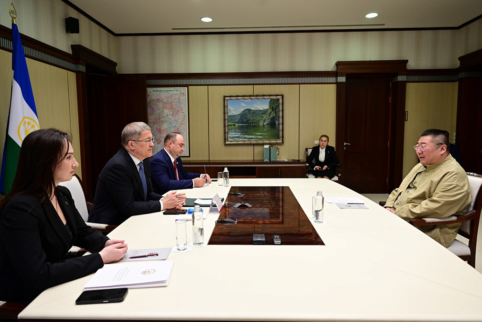 Радий Хабиров встретился с директором Китайско-Российской торговой платформы