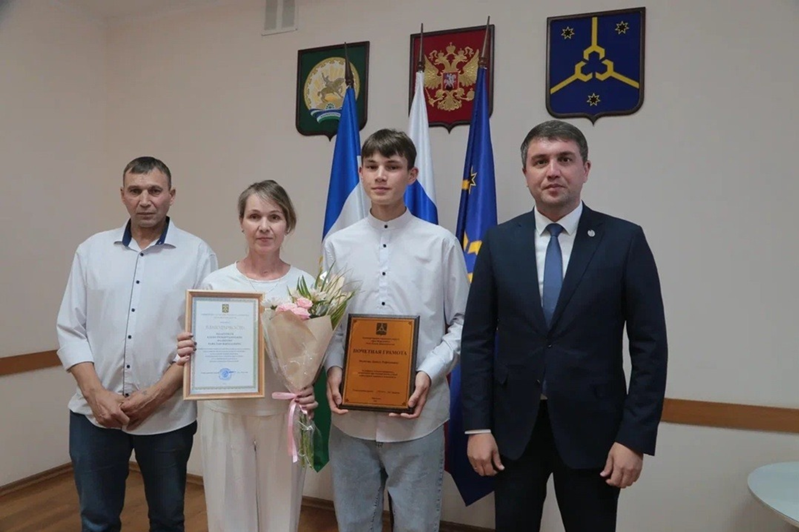 В Башкирии наградили школьника, который поймал выпавшую из окна девочку