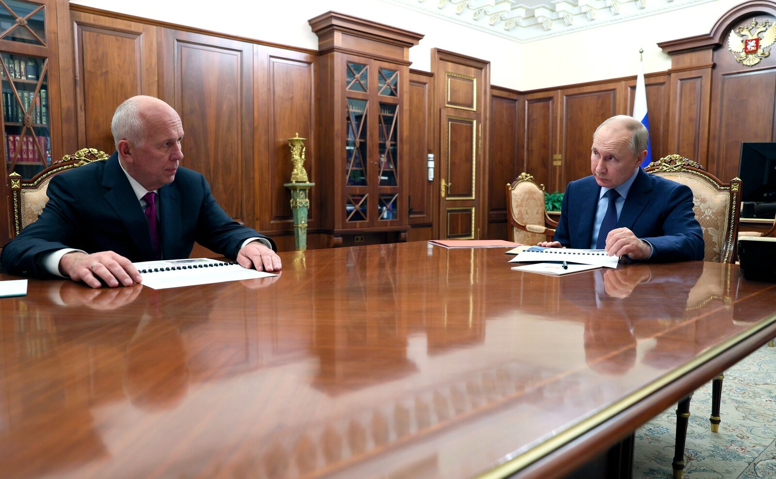 Президент РФ Владимир Путин провёл рабочую встречу с генеральным директором государственной корпорации «Ростех» Сергеем Чемезовым
