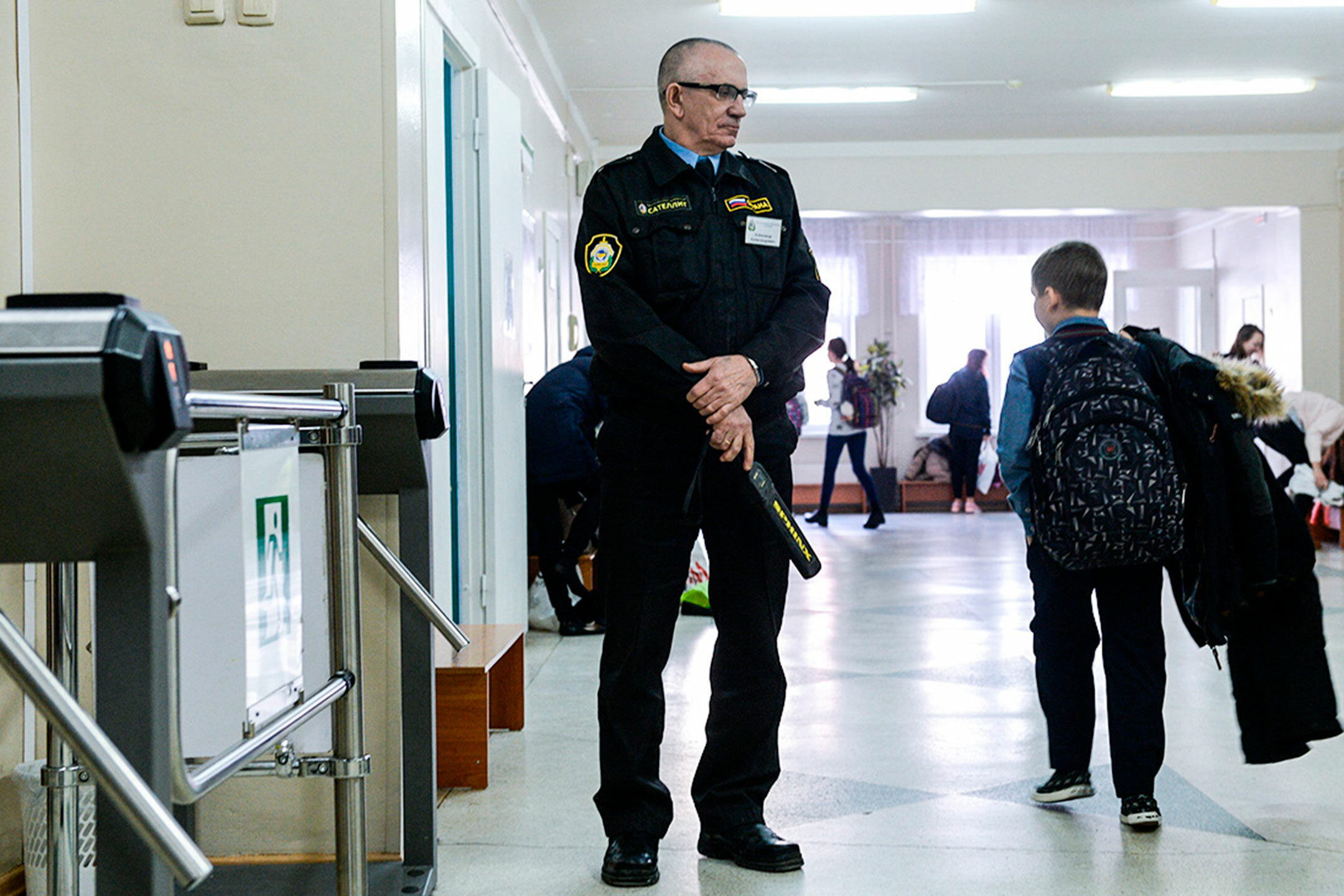 Где были охранники в крокусе. Охрана в школе. Школьный охранник. Охрана школ в России. Охрана детей в школе.