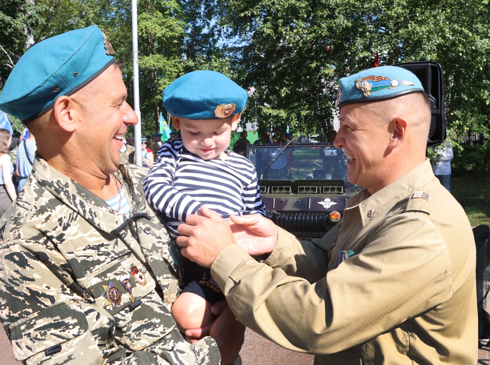 "Мы настоящие и в профиль, и в анфас..."