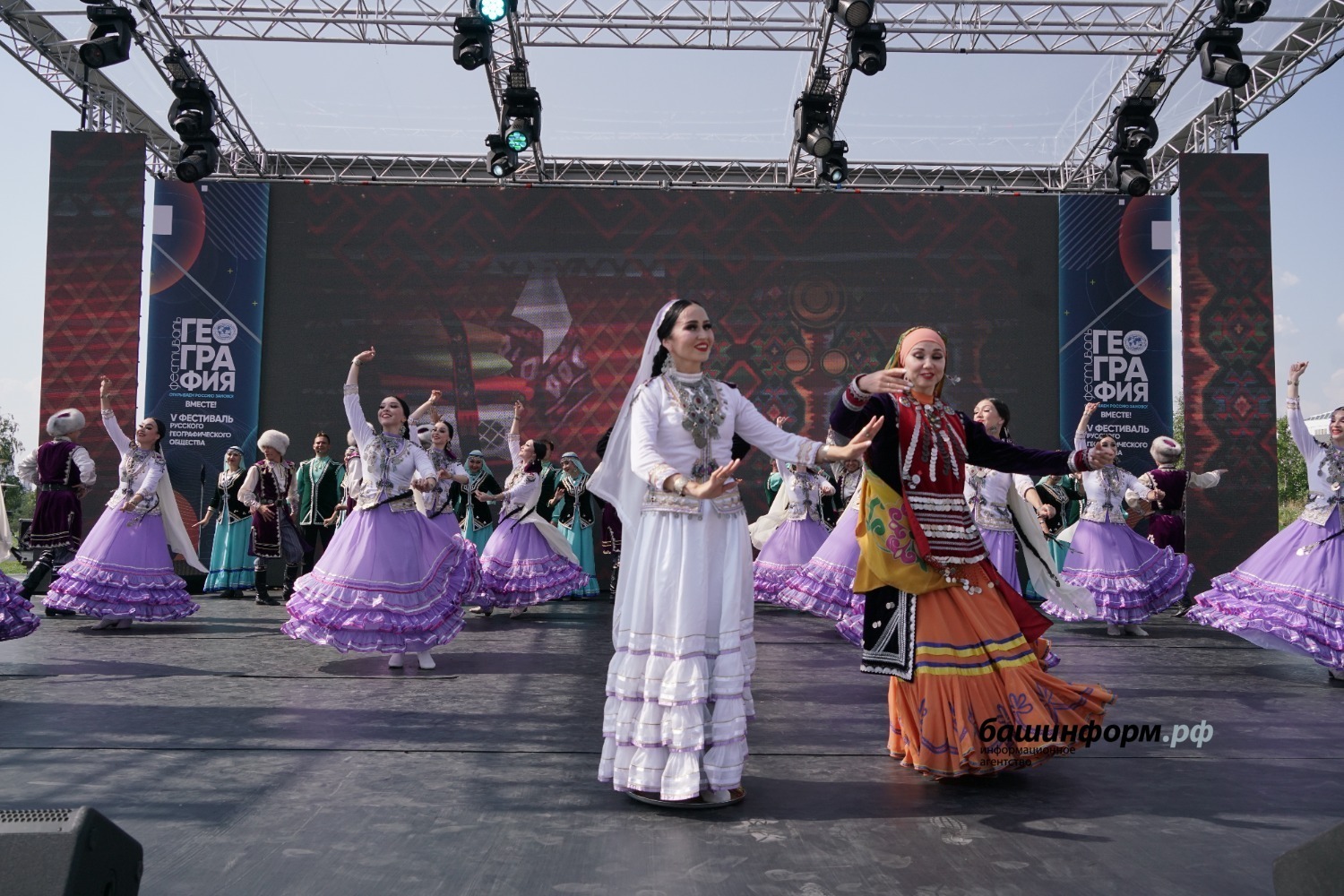 Для жителей и гостей Москвы мастера искусств Башкирии представили праздничную программу