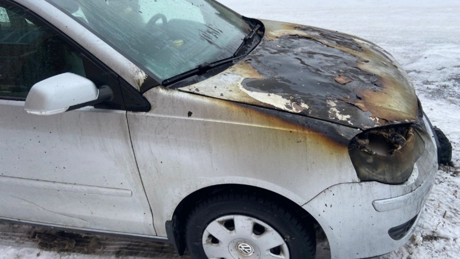 В Башкирии автовладелец пытался самостоятельно потушить горящий автомобиль и получил травмы