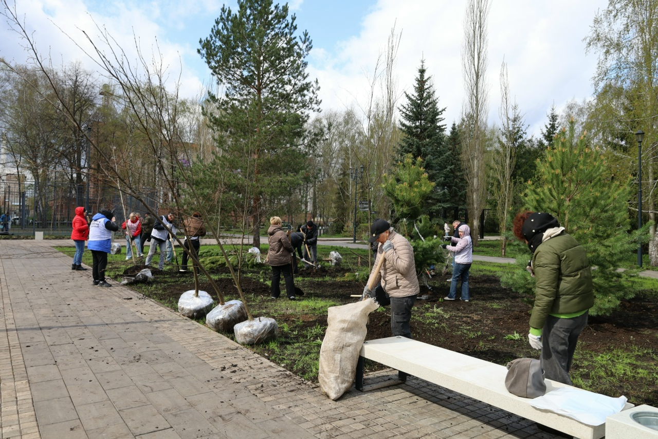 Жители Стерлитамака высадили деревья и приняли участие в  субботнике