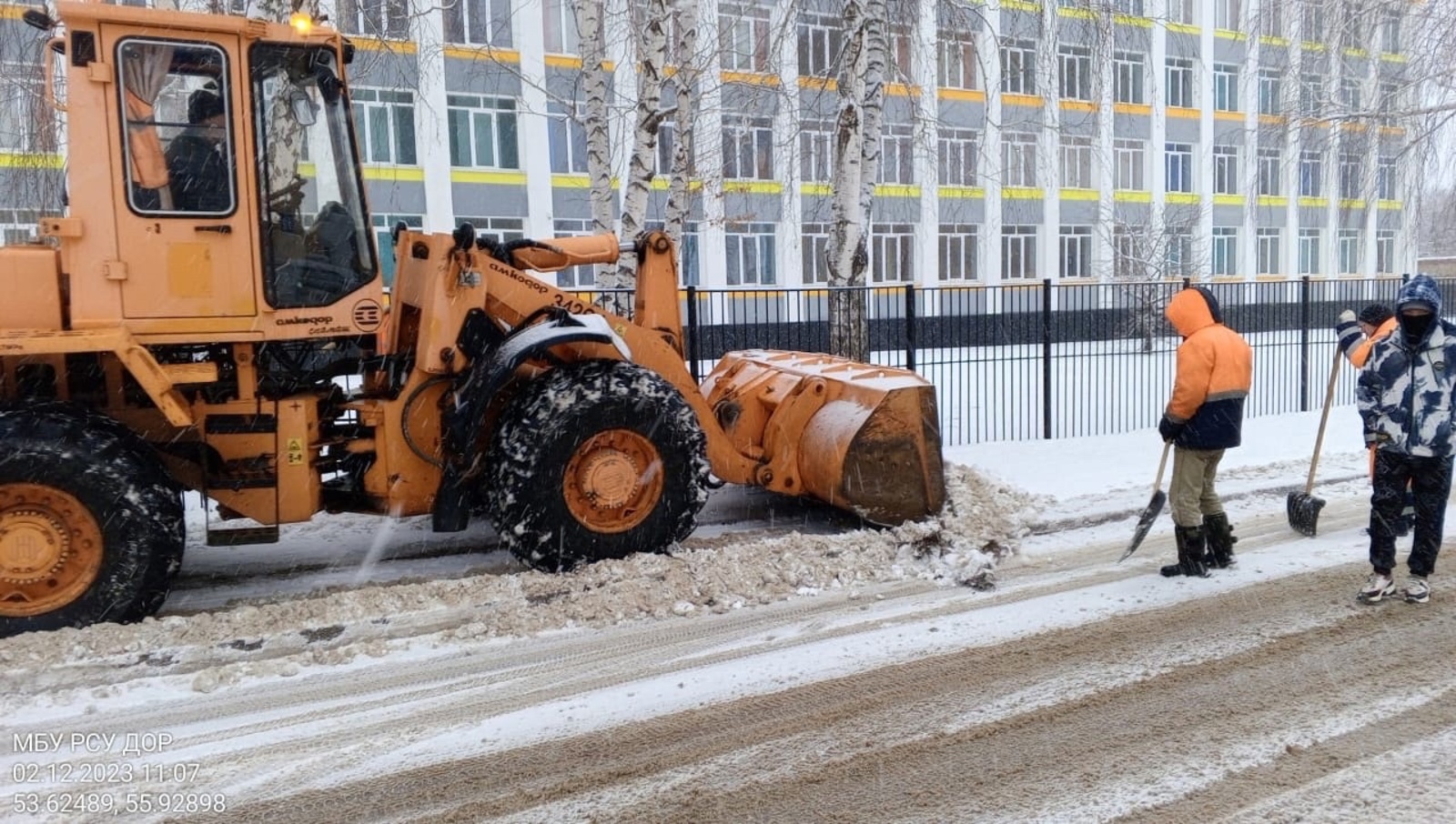 Городские службы активно работают по очистке городских улиц от снега