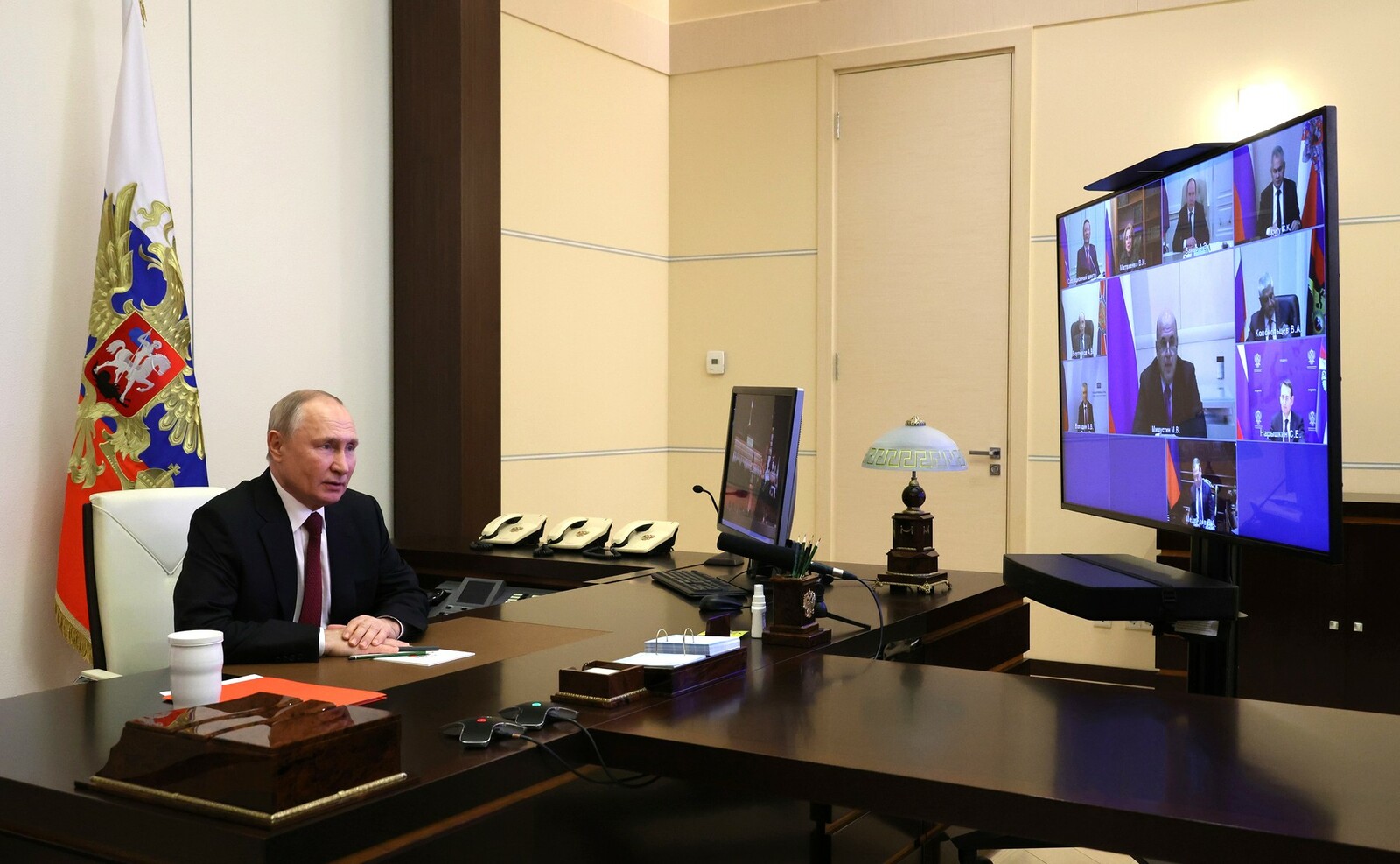 Президент РФ Владимир Путин  провёл совещание с постоянными членами Совета Безопасности