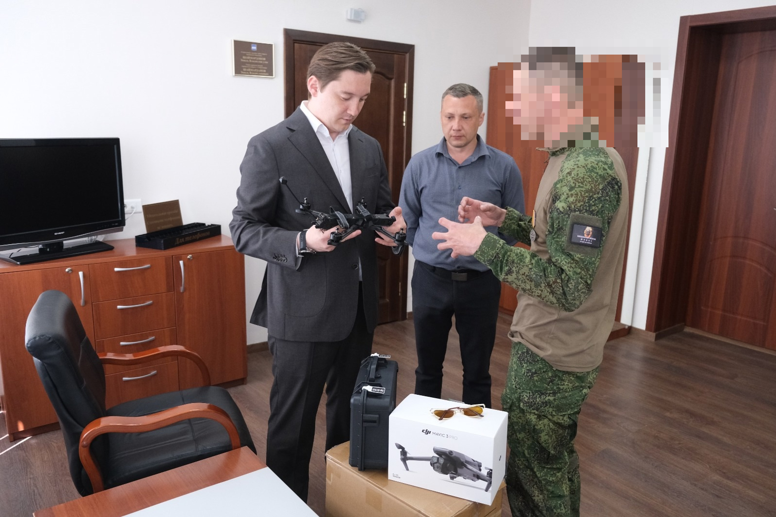 Глава администрации Стерлитамака передал дроны и детекторы участнику  СВО