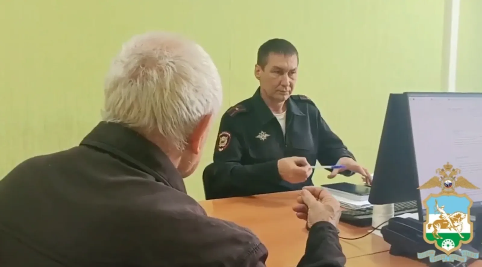 В Салавате таксист передал в полицию деньги пенсионера, спасённые от мошенников