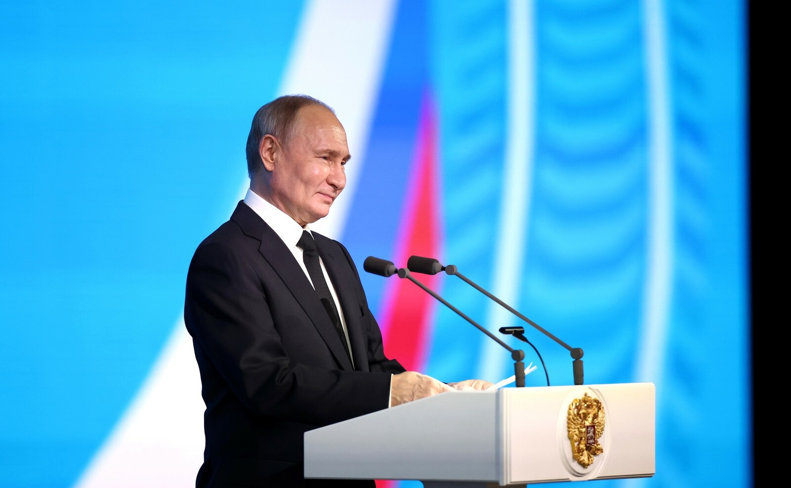 Президент РФ Владимир Путин принял  участие в торжественном мероприятии, посвящённом 50-летию начала строительства БАМа