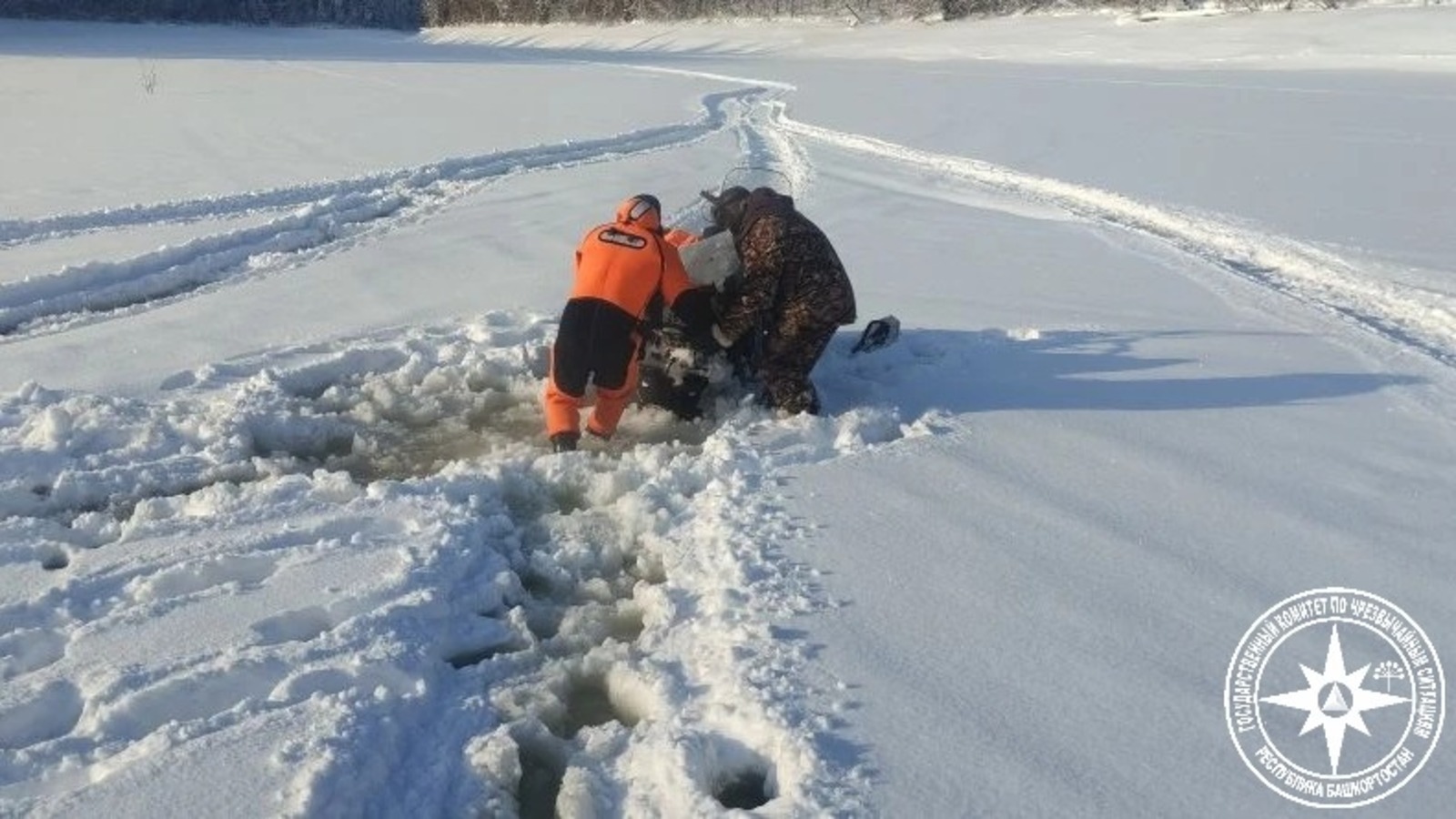 На водохранилище Башкирии мужчина на снегоходе провалился под лед
