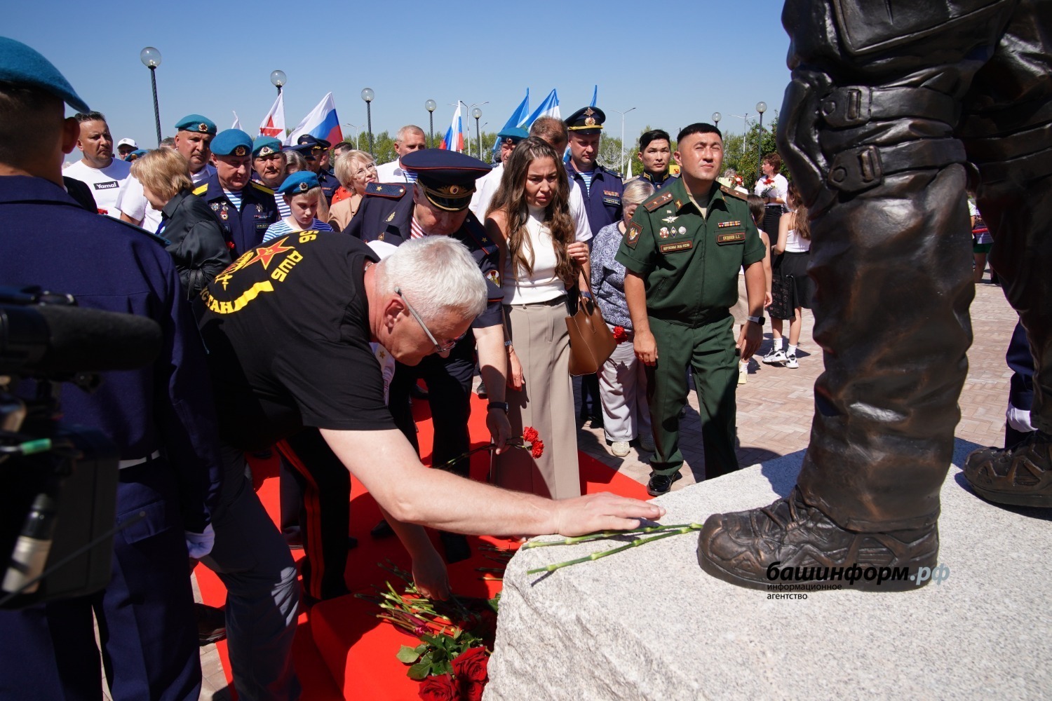 В Башкирии прошла церемония открытия памятника Герою России Максиму Серафимову