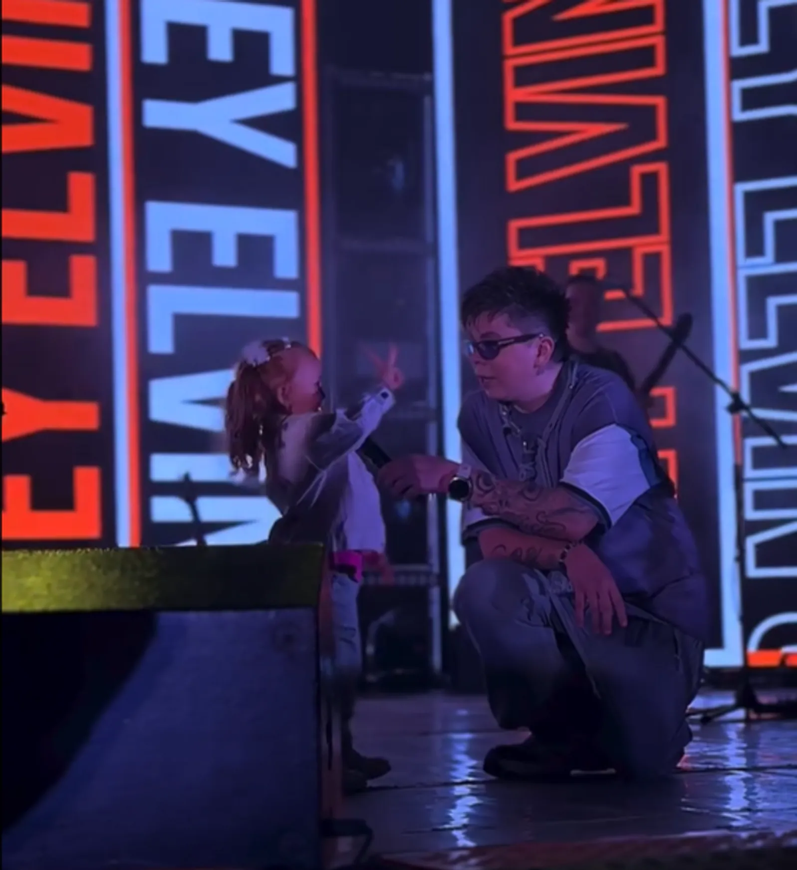 Башкирский певец Элвин Грей на концерте спел с 3-летней фанаткой