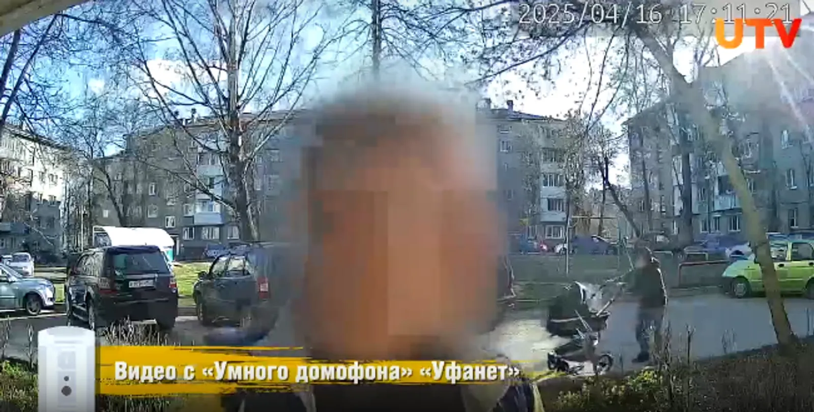 В Башкирии кусок крыши упал рядом с коляской
