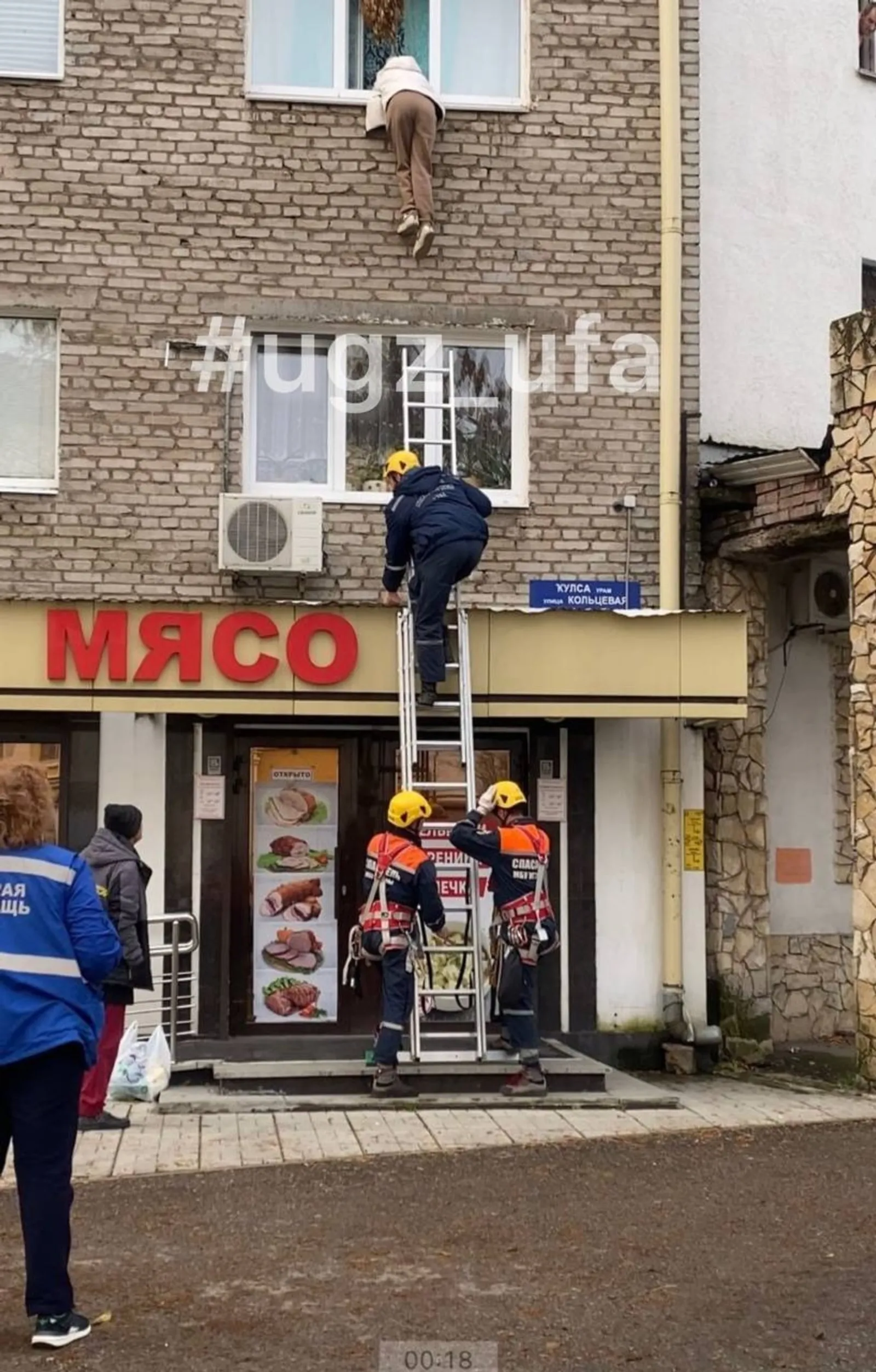 В Башкирии девушка едва не выпала с третьего этажа