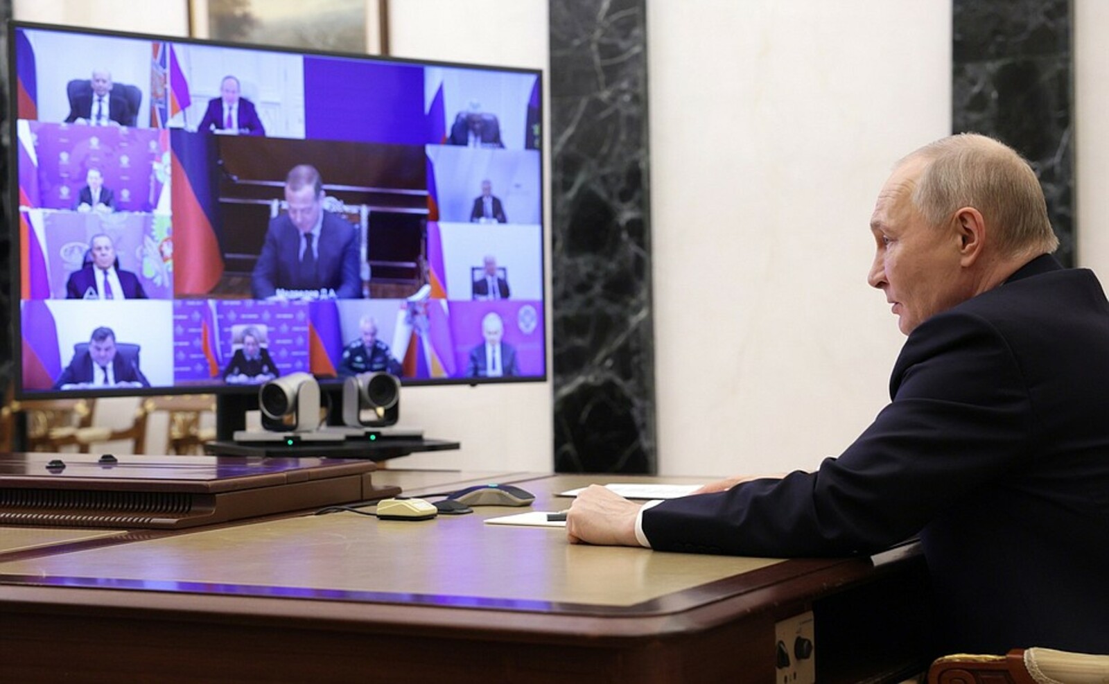 Владимир Путин провёл оперативное совещание с членами Совета Безопасности