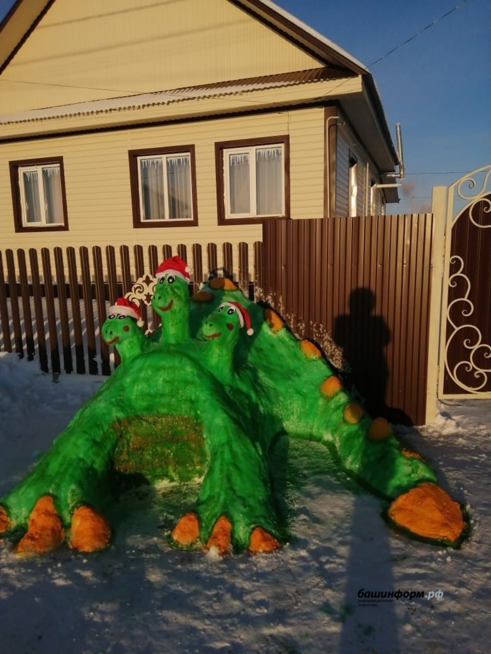Жители Башкирии слепили из снега огромных драконов