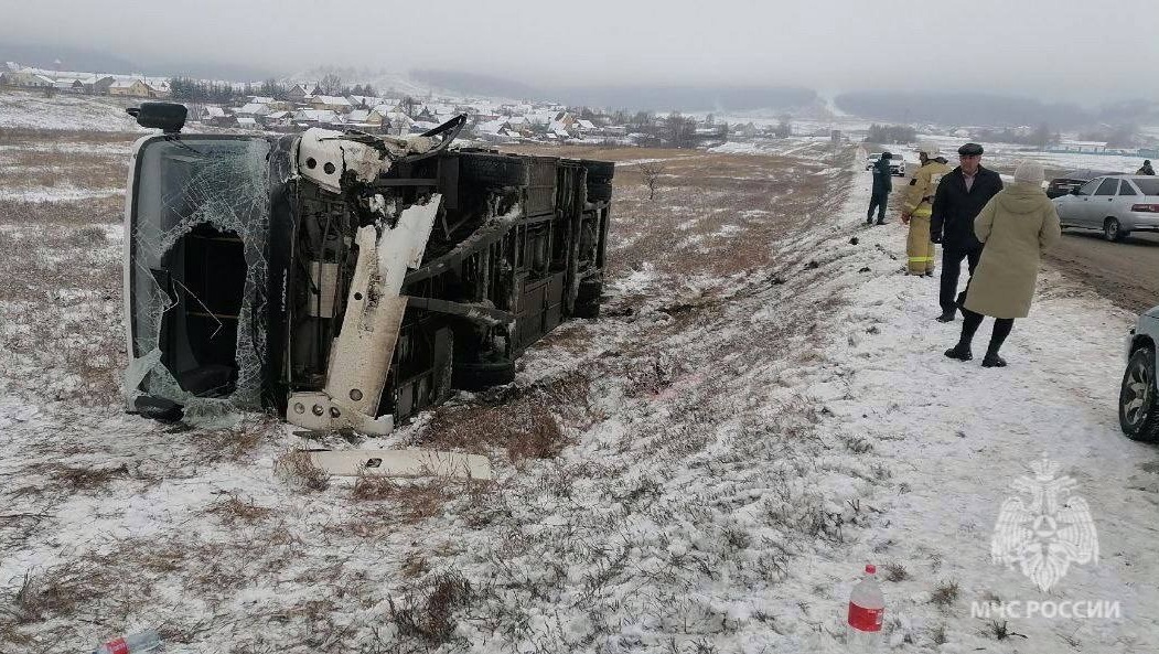 В Башкирии столкнулись два легковых авто и автобус с 33 пассажирами, есть жертвы