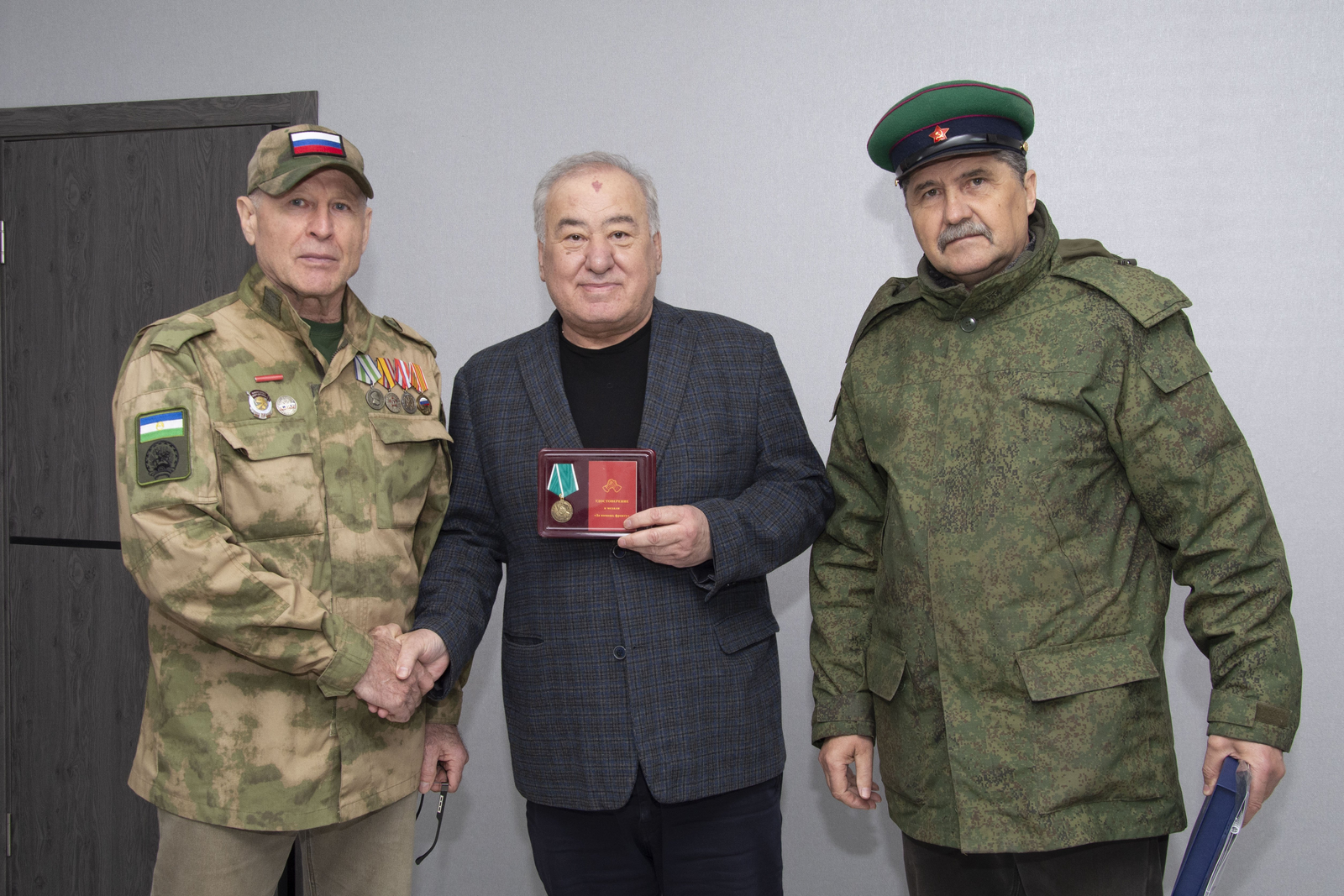 На фотоконкурс «СР» ко Дню Победы - снимок награждения за поддержку СВО