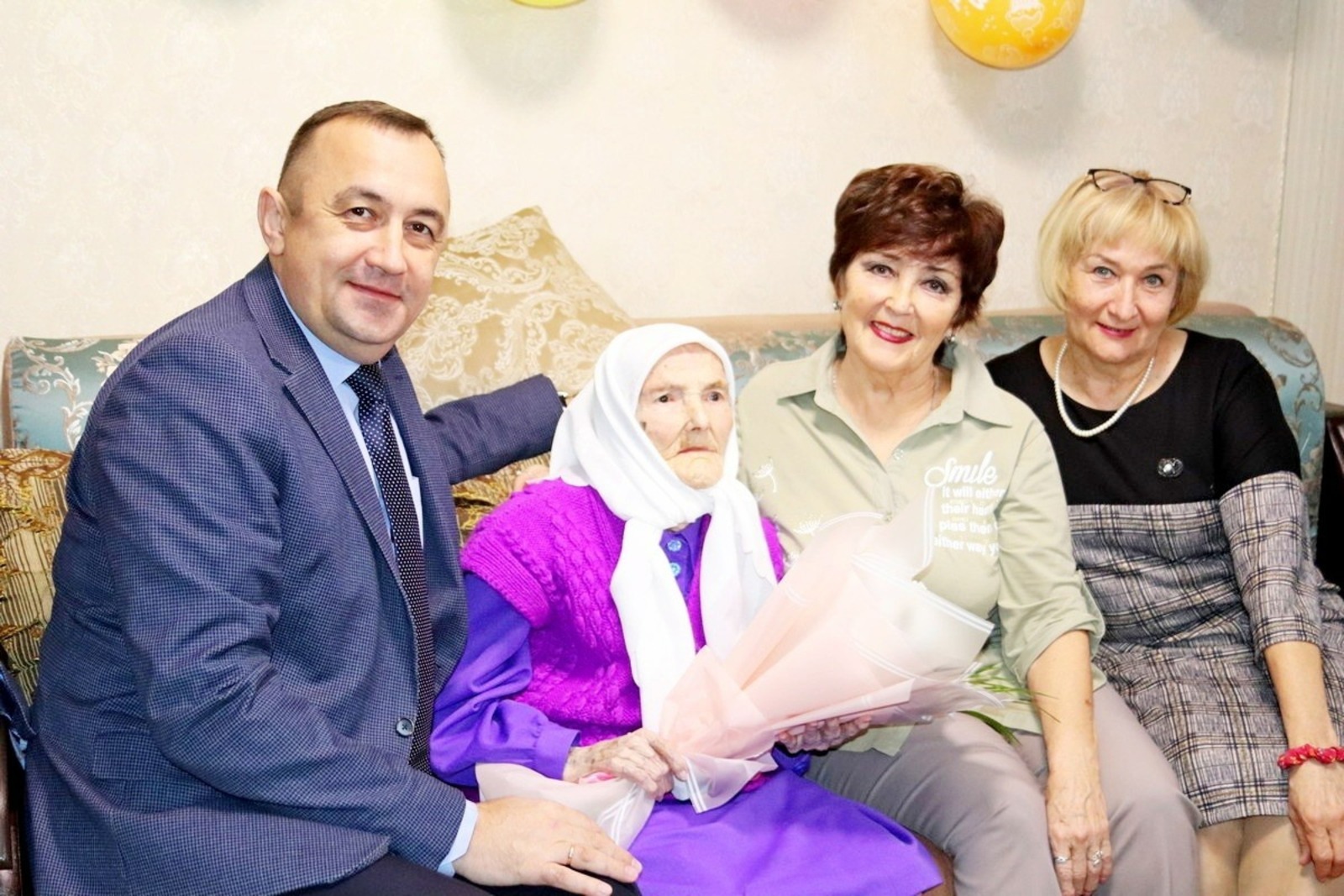 В Башкирии болельщица ХК "Салават Юлаев" отметила столетний юбилей