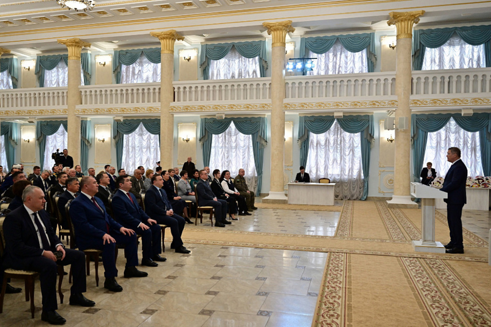 Глава Башкирии Радий Хабиров вручил государственные награды России и Башкортостана