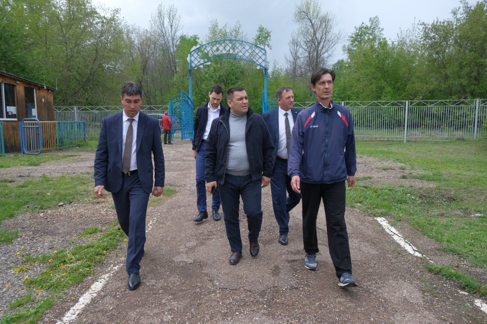 Глава администрации Стерлитамака Рустем Газизов во время рабочей поездки побывал в 29 школе и  лагере "Салют"