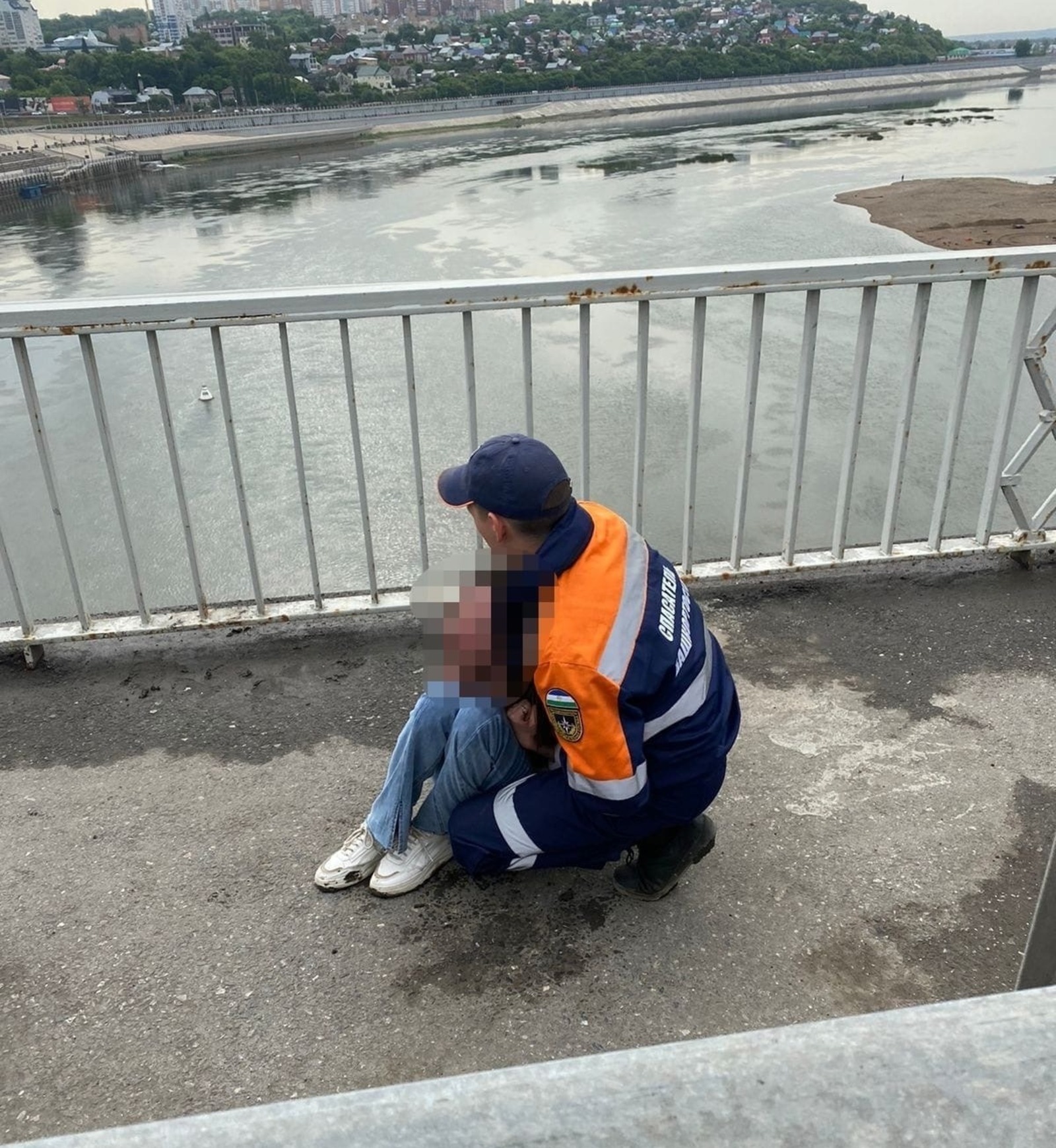 В Башкирии спасатели вовремя оказались на Бельском мосту и спасли девушку