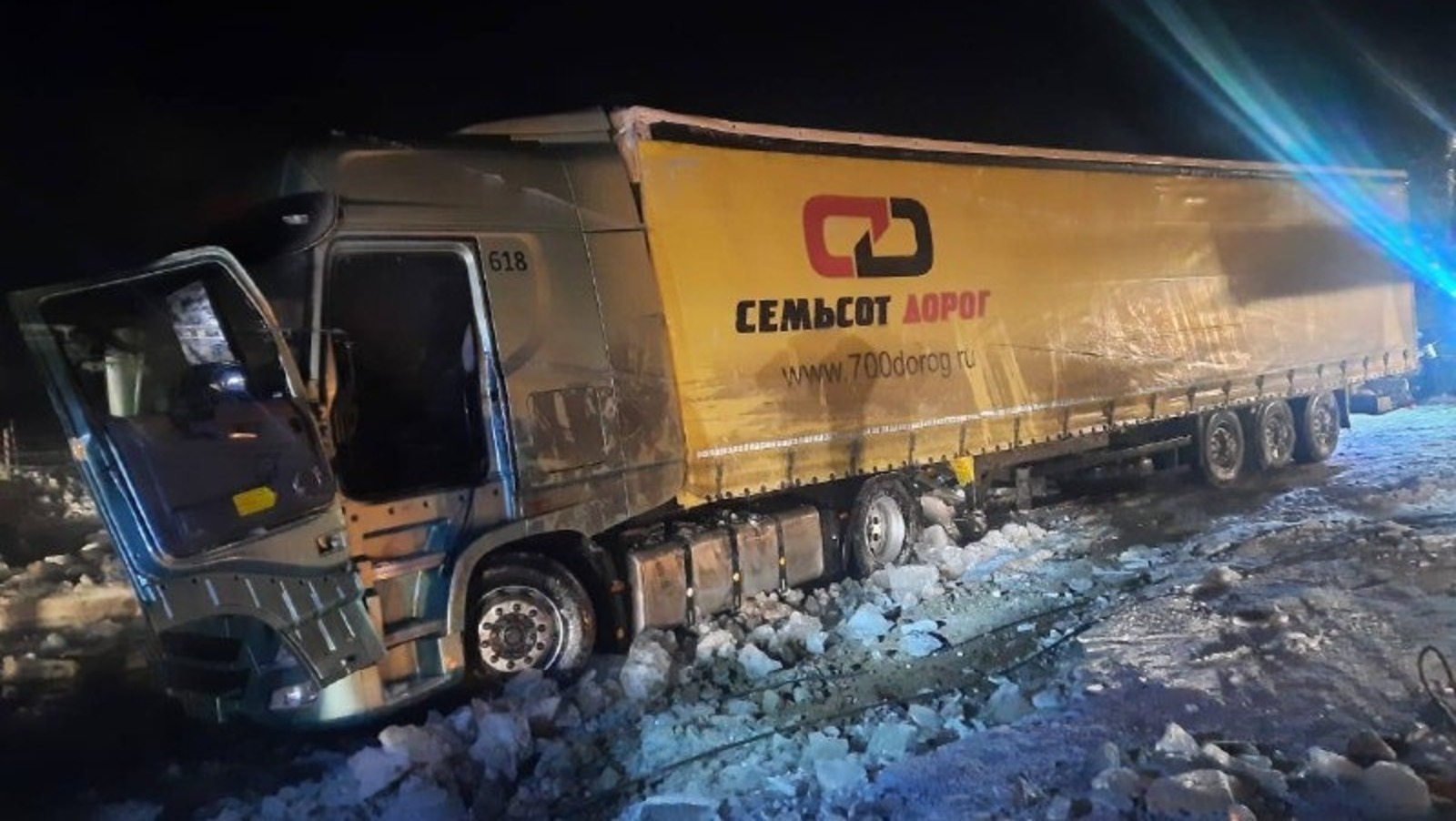 В Башкирии спасатели  вытащили из реки Белой грузовик, провалившийся под лёд