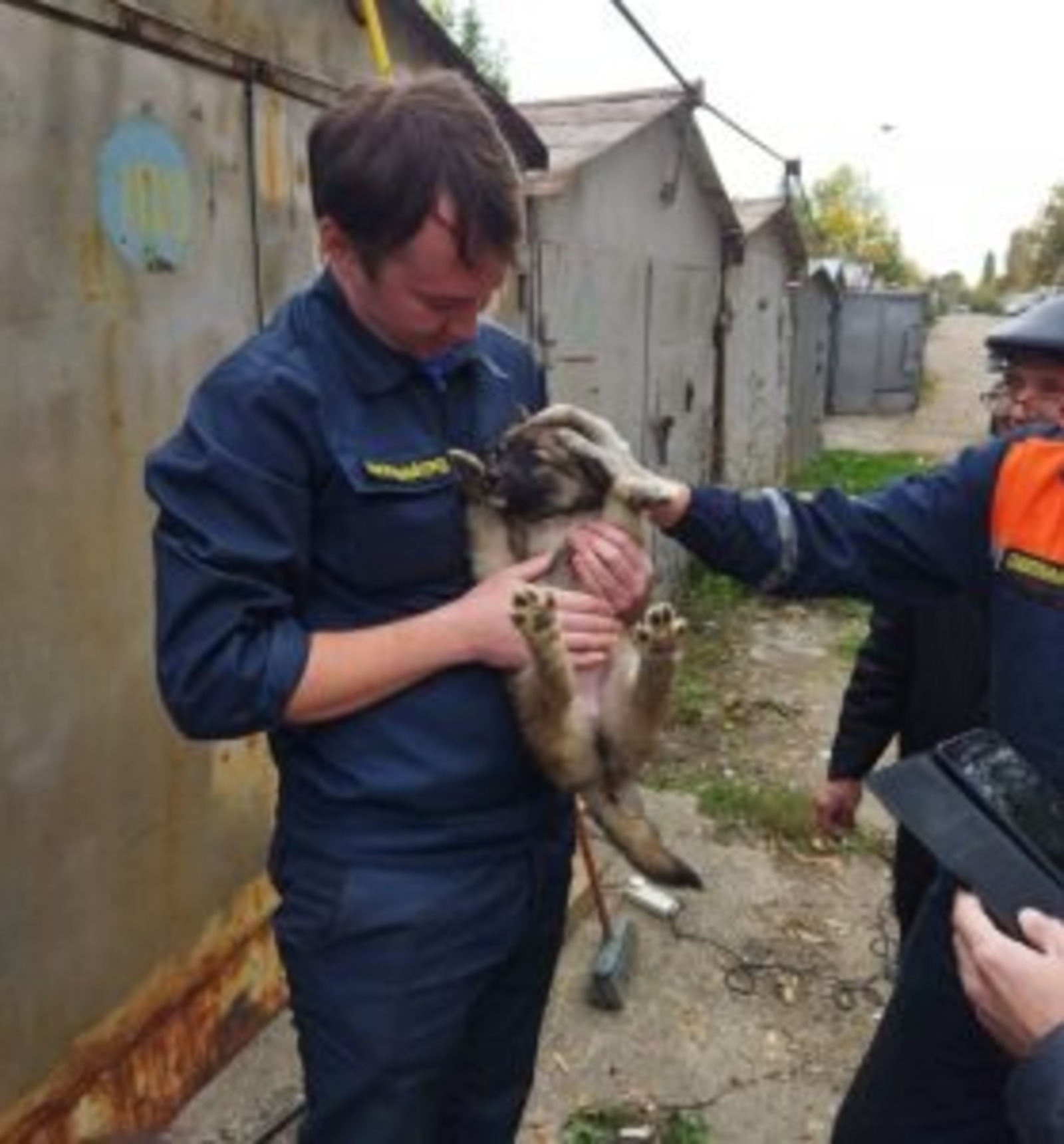 В Башкирии  спасатели освободили застрявших между гаражами щенков