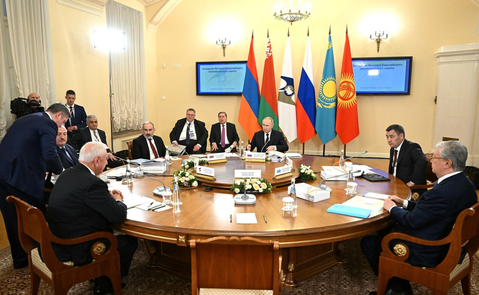 В Санкт-Петербурге под председательством Президента РФ Владимира Путина прошло заседание Высшего Евразийского экономического совета