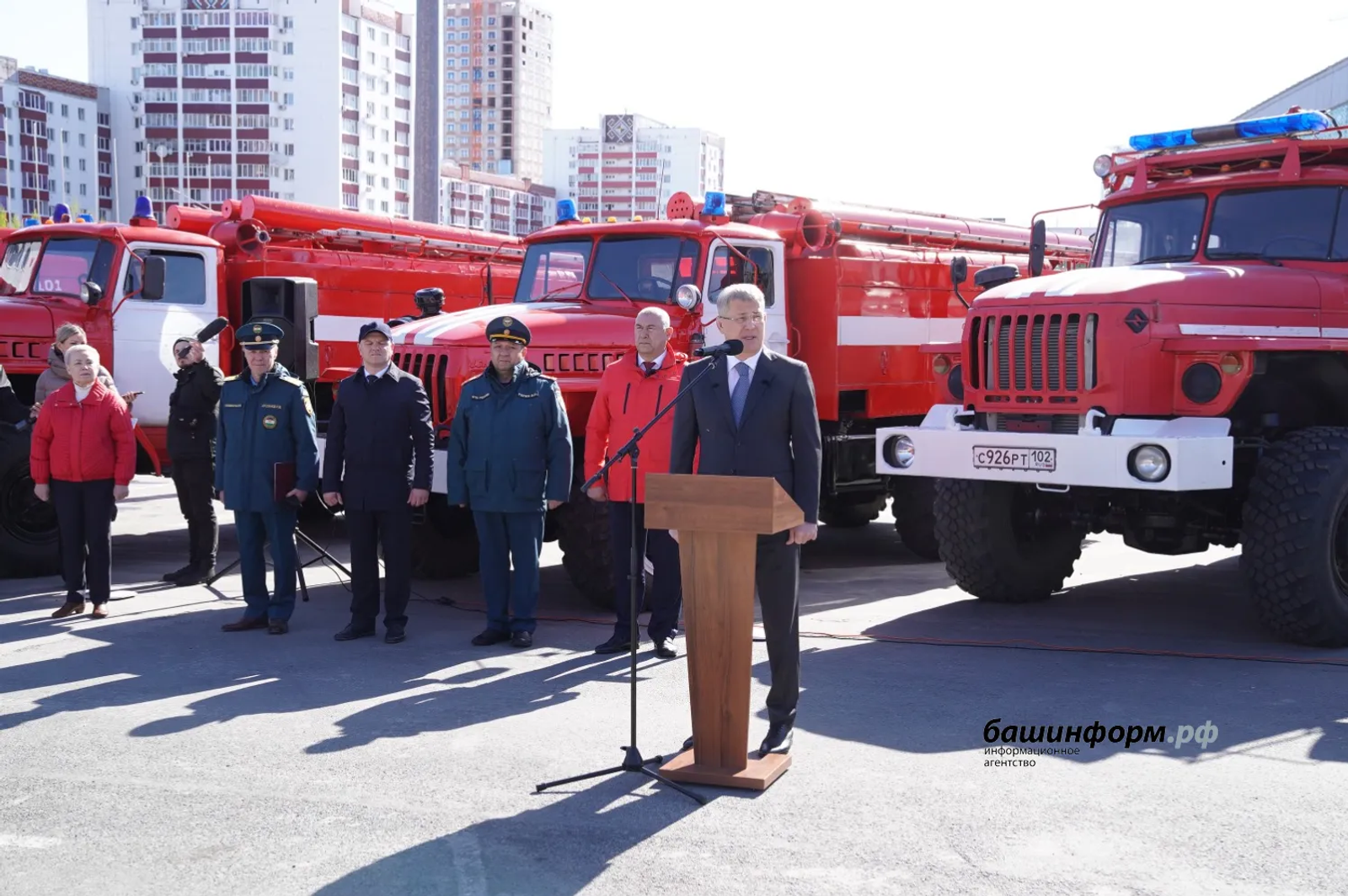 Глава Башкирии вручил пожарным ключи от новой пожарно-спасательной техники